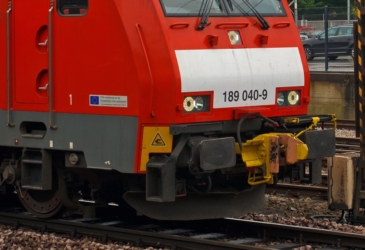 Detailaufnahme der automatischen UIC-Mittelpufferkupplung (C-AKv Kupplung) an 189 040-9. Dadurch sind Erzz�ge mit bis zu 6000 t Gewicht m�glich.

Aufgenommen am 05.10.2013 im Bahnhof Trier. 