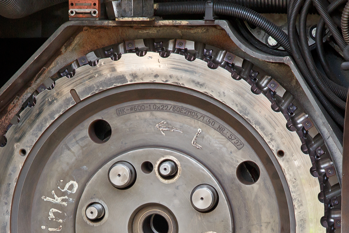 
Detailbild 2 - Nochmal etwas deutlicher (gezoomt) als Bild 1, einer der drei Fr�ser (Messerk�pfe) auf der linken Seite von der LINSINGER Schienenfr�szug SF 03 FFS, Schweres Nebenfahrzeug Nr. D-DB 97 33 07 003 18-4, der DB Netz AG (SFM 601), am 04.05.2015 in Kreuztal.

Oben links sieht man auch einen Sicherheitsendschalter (rot), wenn die Abdeckung bei laufenden Fr�skopf ge�ffnet wird, bleibt dieser sofort stehen.