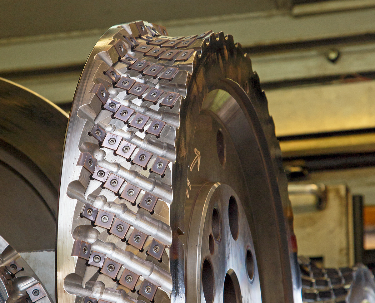 
Detailbild 4 - Nochmal etwas deutlicher (gezoomt) als Bild 3, einer der Reserve-Messerköpfe an Bord von dem LINSINGER Schienenfräszug SF 03 FFS, Schweres Nebenfahrzeug Nr. D-DB 97 33 07 003 18-4, der DB Netz AG (SFM 601), am 04.05.2015 in Kreuztal.
