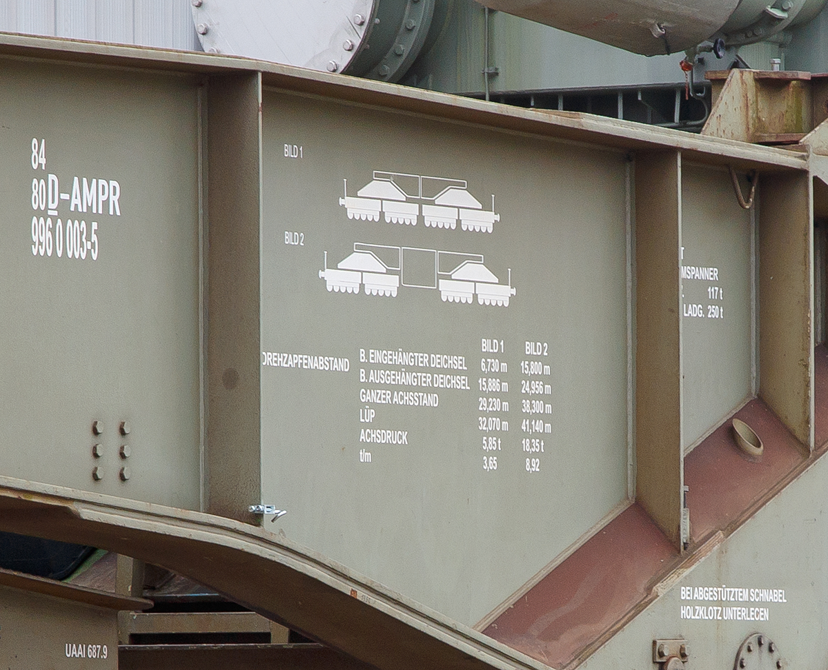
Detailbild von dem 20-achsigen Tragschnabelwagen der Gattung Uaai 687.9 (84 80 996 0 003-5 D-AMPR) der Amprion GmbH abgestellt am 17.03.2017 in Kreuztal. 