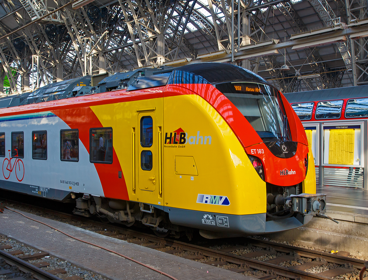
Detailbild von dem ET 163 (94 80 1440 163-2 D-HEB) ein vierteiliger Niederflur-Elektrotriebwagen vom Typ Alstom Coradia Continental der HLB (Hessische Landesbahn) am 01.08.2019 beim Hbf Frankfurt am Main.