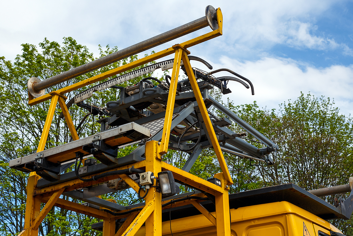 
Detailbild von dem Prüf-Stromabnehmer des Zweiwege-Oberleitungsmontagefahrzeug (ZW-OMF-3T-L MAN LE 18.280 mit Hubarbeitsbühne), Schweres Nebenfahrzeug Nr. 97 59 03 535 60-0, (Kfz-Kennzeichen H-Z 4602) der SPL Powerlines Germany GmbH abgestellt am 14.05.2017 in Betzdorf/Sieg.