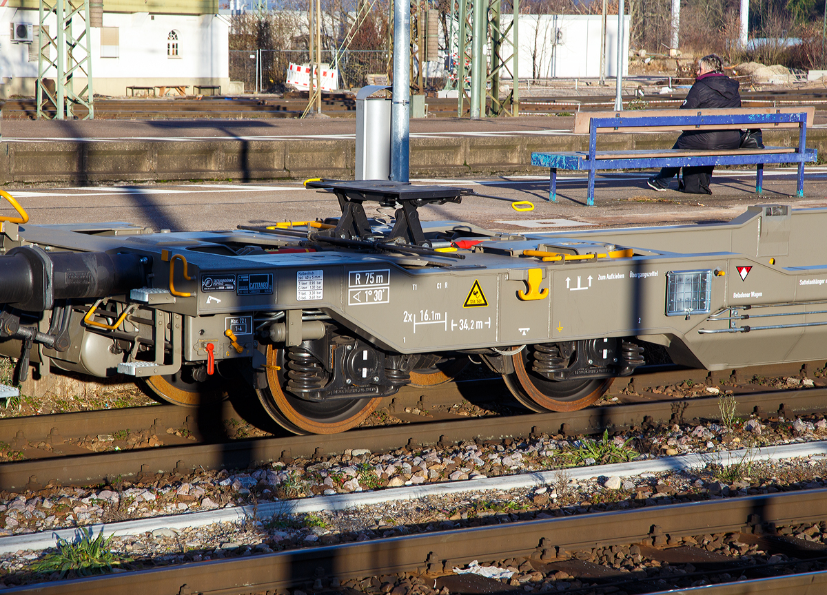 Detailbild von dem sechsachsigen Gelenk-Taschenwagen (Doppeltaschenwagen Typ T3000es in Gelenkbauart ) der Gattung Sdggmrss (33 85 4992 447-4 CH-HUPAC) am 29.12.2017 im Bahnhof Weil am Rhein.

Hier sieht man auch gut den h�henverstellbaren St�tzbock (Sattelauflage).