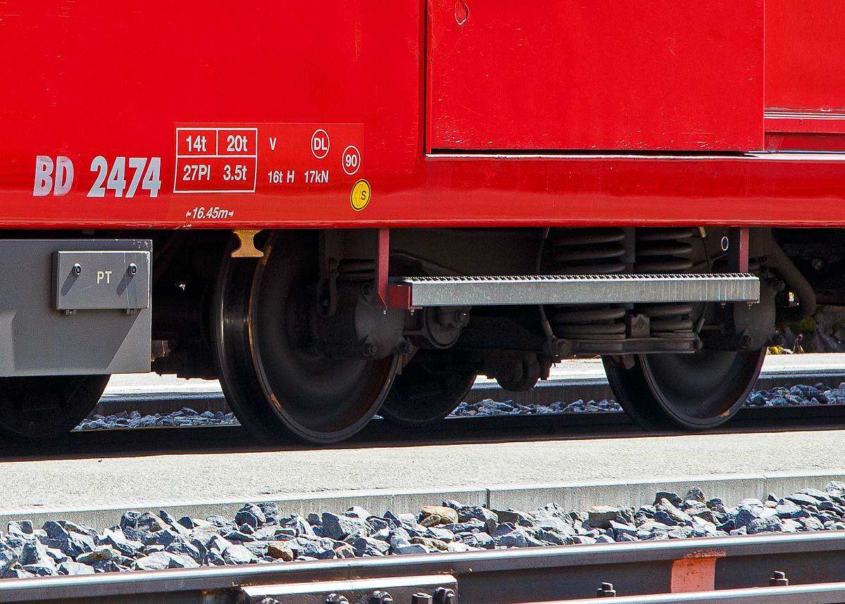 Detailbild des 4-achsige 2.Klasse Personenwagen mit Gep�ckabteil RhB BD 2474, ein verk�rzter Einheitswagen II (EW II bzw. FFA2) mit Aluminiumwagenkasten am 06.09.2021 bei der Station Ospizio Bernina im Zugverband.
