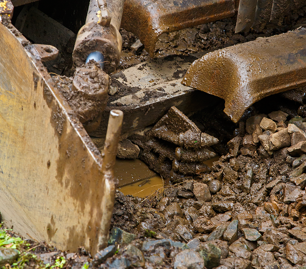 
Detailbild der Kratzerfinger der Schotteraushubkette der Plasser & Theurer Bettungsreinigungsmaschine RM 95-800 W der MGW Gleis- und Weichenbau-Gesellschaft mbH & Co. KG (Berlin), die auf der Hellertalbahn (KBS 462) im Einsatz ist, hier am 21.10.2020 in Neunkirchen-Altenseelbach. 
Die Kratzerfinger sehen aus wie Maulwurfhände und genau das machen sie auch.
