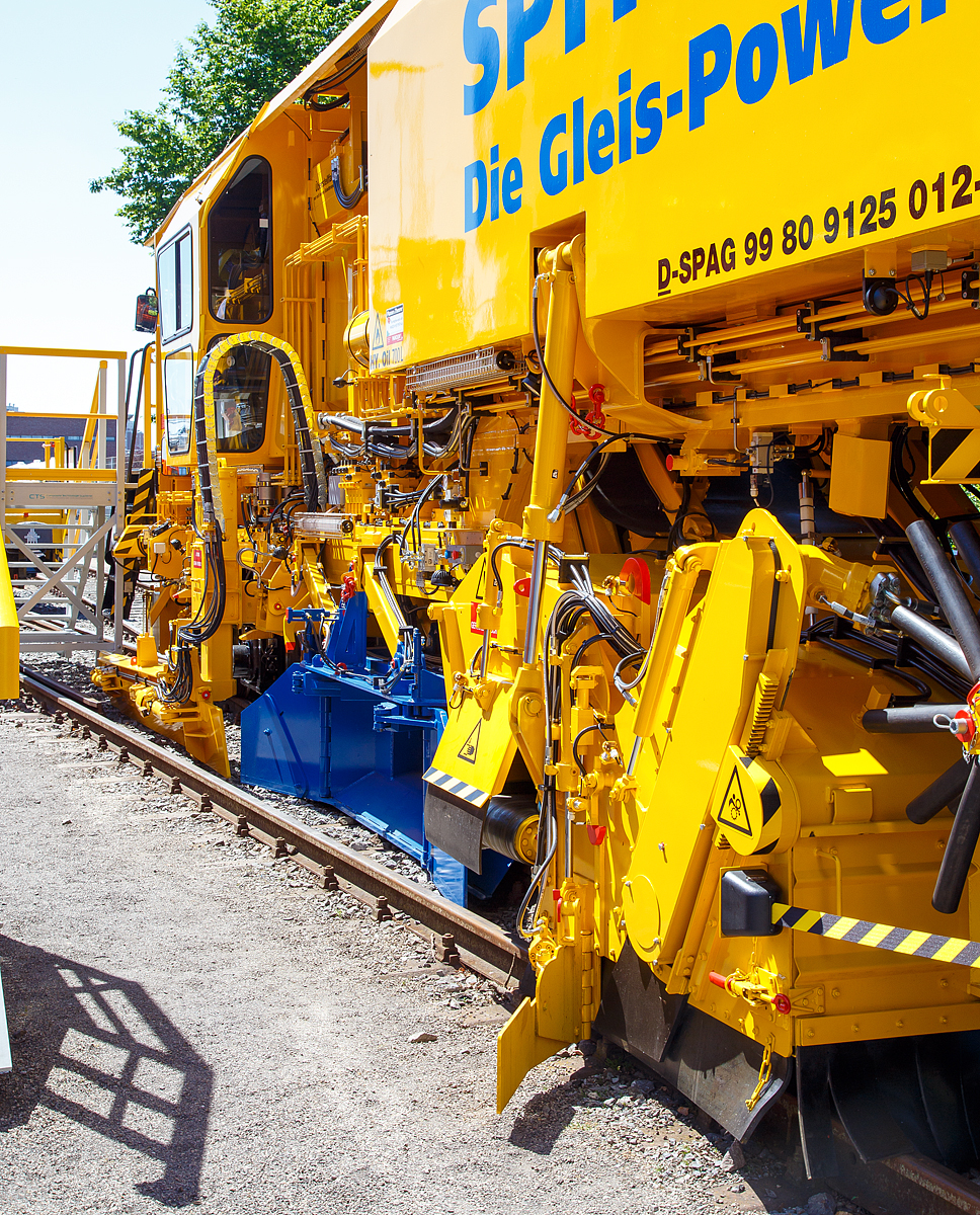 
Detailbild der neuen Plasser & Theurer Schotterverteil- und Planiermaschine USP 4000 SWS, Schweres Nebenfahrzeug-Nr. D-SPAG 99 80 91 25 012-1, der SPITZKE SE, präsentiert auf der iaf 2017 in Münster (hier am 01.06.2017).