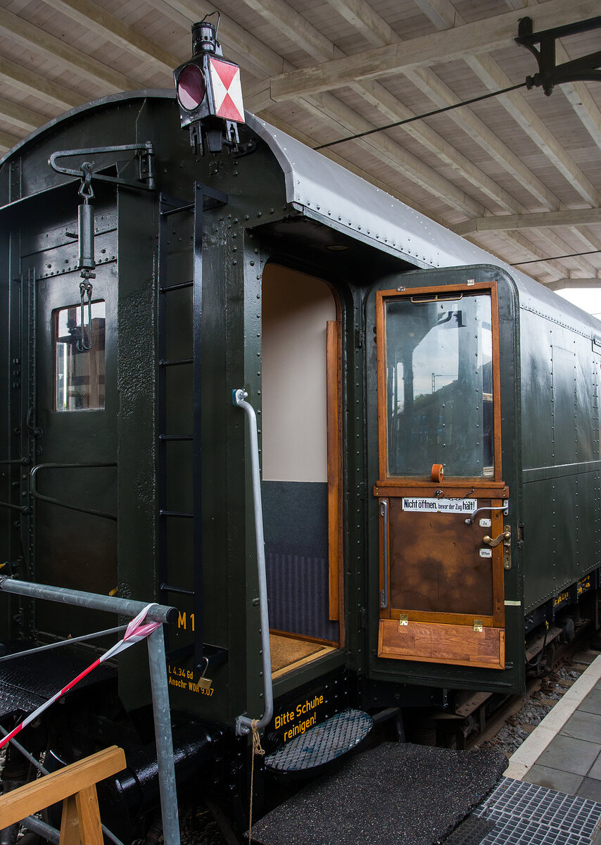Detailbild (offene Türe) des restaurierten historischen  DRG Meßwagen für Schwingungsuntersuchungen Lokmotivversuchsabteilung Grunewald, (Berlin) Bln 700 587, vom berühmten Lokomotiv- Versuchsamtes (LVA) in Berlin Grunewald, am 26 Mai 2024 beim Lokschuppen Hochdahl vom Eisenbahn- und Heimatmuseum Erkrath-Hochdahl e.V..

Ursprünglich war der Wagen 1928 von der Sächsischen Waggonfabrik Werdau (die im gleichen Jahr mit Linke-Hofmann-Busch fusionierte) als Packwagen Pw4ü-28  Ost 90203, ein genieteter Einheitsschnellzugwagen (Ganzstahlwagen der Bauart 28), für die DRG gebaut worden. Aber bereits 1930 wurde er zum Meßwagen für Lauf- und Schwingungsforschung 105 136 Ost, für das Lokomotiv-Versuchsamt Grunewald (LVA) umgebaut.
