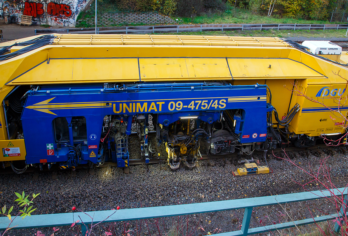 
Detailbild der Plasser & Theurer Universalstopfmaschine UNIMAT 09-475/4S (Kombinierte Gleis- und Weichenstopfmaschine), Schweres Nebenfahrzeug Nr. D-DGU 99 80 9424 001-2 am 27.10.2020 beim Stopfen  in Herdorf im Einsatz. Das Gleis (Ober- und Unterbau) der Hellertalbahn (KBS 462) wurde zwischen Herdorf und Neunkirchen komplett erneuert. 