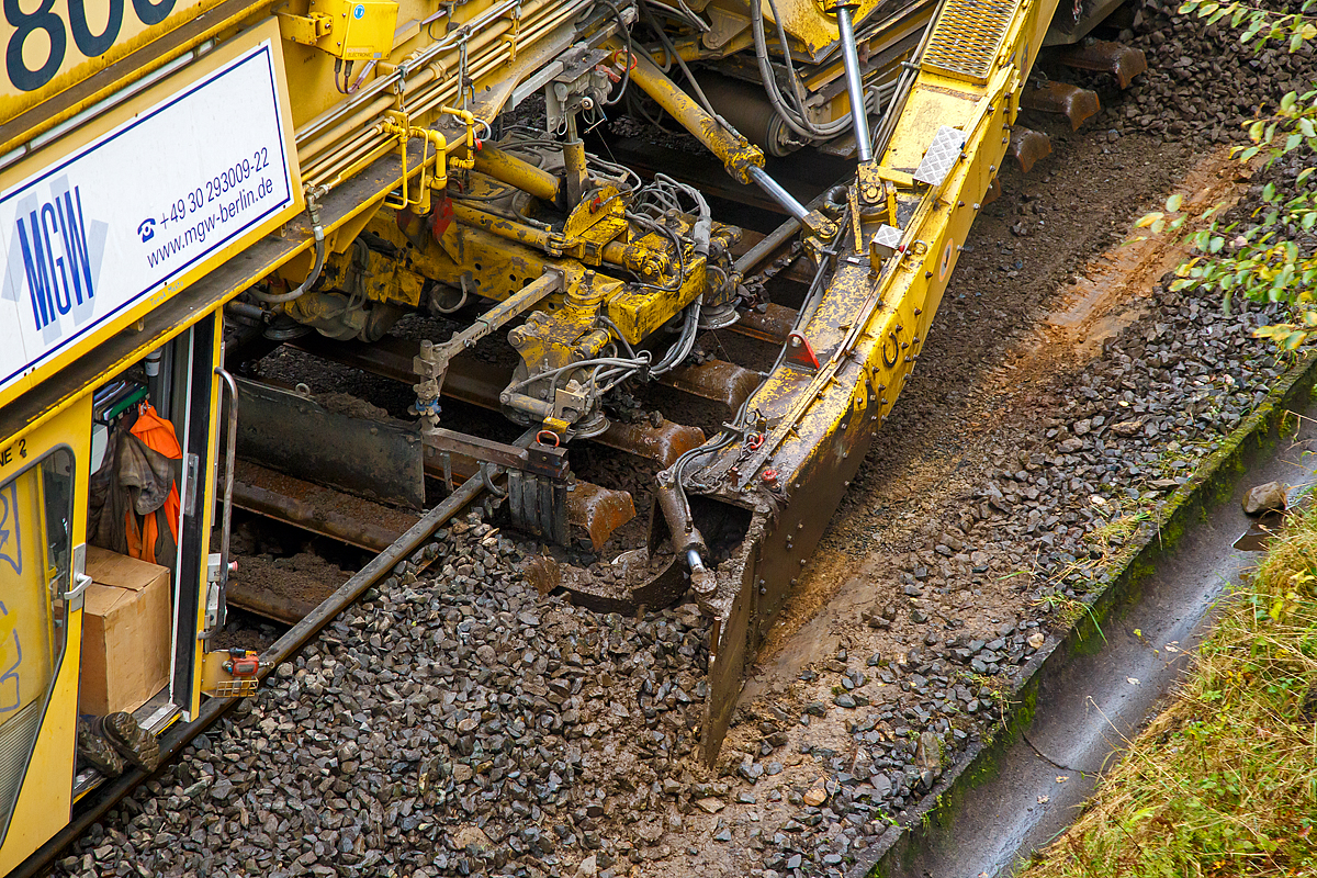 
Detailbild vom Schotteraushub der Plasser & Theurer Bettungsreinigungsmaschine RM 95-800 W der MGW Gleis- und Weichenbau-Gesellschaft mbH & Co. KG (Berlin), die auf der Hellertalbahn (KBS 462) im Einsatz ist, hier am 21.10.2020 in Neunkirchen-Altenseelbach