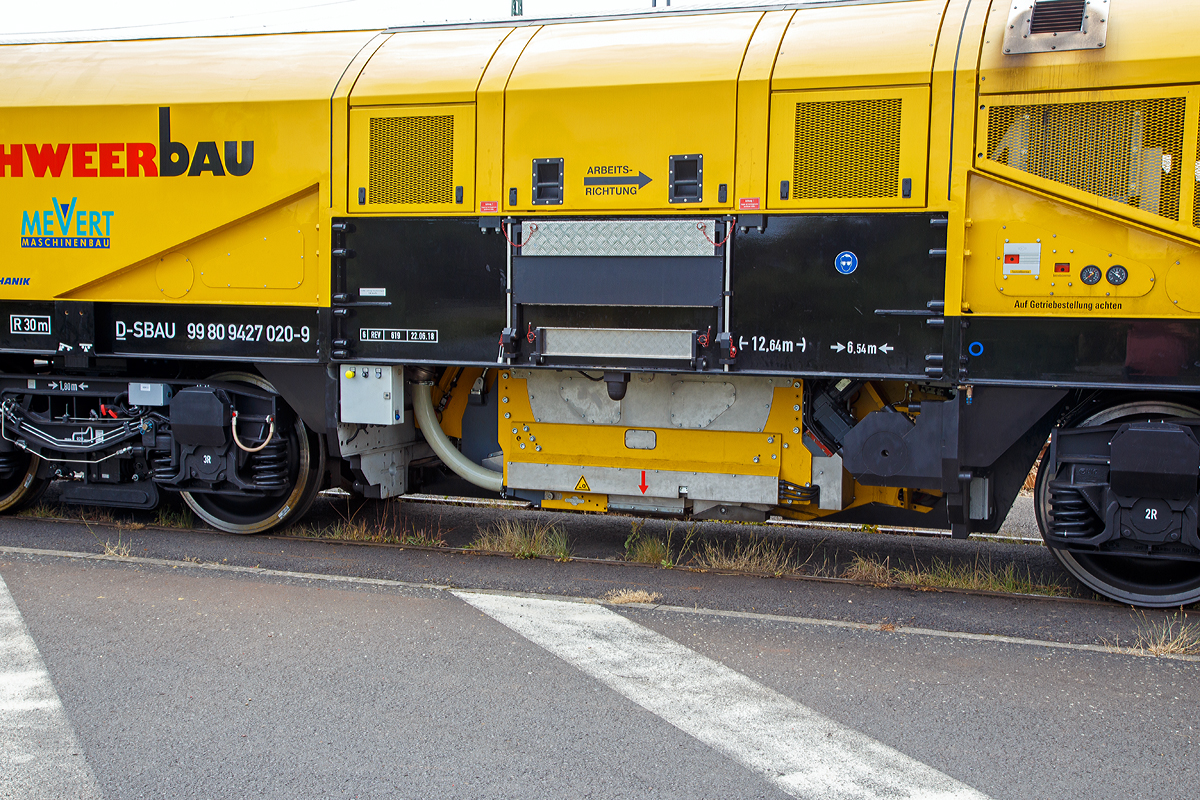 
Detailbild Technologieträger D-HOB 2500 IV (D-HOB 4.0), Schweres Nebenfahrzeug-Nr. D-SBAU 99 80 9427 020-9, mit dem eigentlichen Drehhobel. Abgestellt am 07.07.2019 beim ICE-Bahnhof Montabaur.