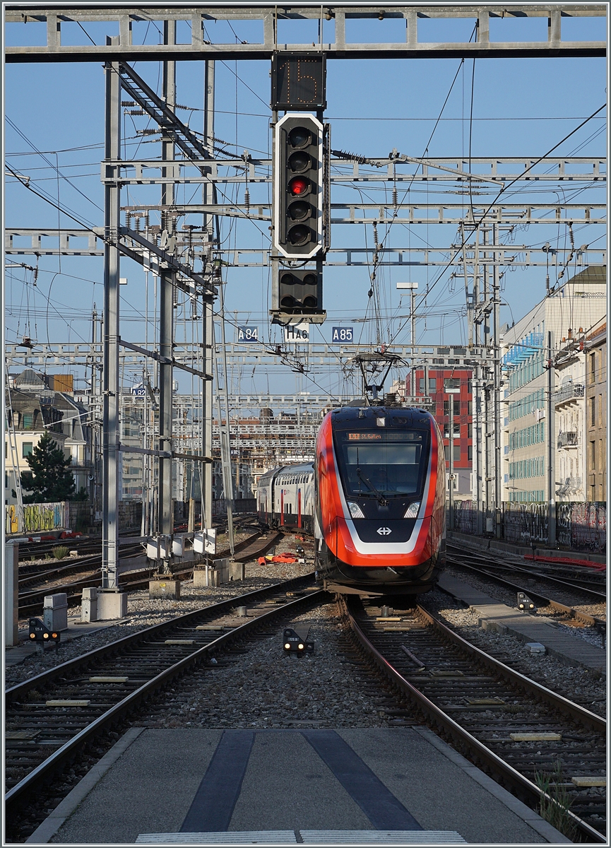 Dichter Verkehr mit wechselnder Spannung im westlichen Bahnhofskopf von Genève. Praktisch auf Blockdistanz zum TER von Lyon folgen zwei SBB RABDe / RABe 502  Twindexx  von Genève Aéroport kommend mit dem Ziel St.Gallen als IC1; dieser Zug wird mit 15 000 Volt und 16 2/3 Hertz versorgt, beim Gleis links im Bild beträgt die Fahrleitungsspannung weiterhin 25 000 Volt 50 Hertz, es wird den in Kürze ankommenden SBB RABe 522 als SL5 von La Plaine aufnehmen.

19. Juli 2021