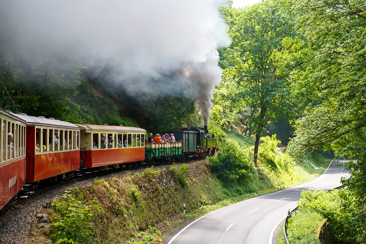 
Die 1000 mm BBn4vt Malletdampflok 11sm (sm = schwere Mallet) der Brohltalbahn geht es am 24.05.2015 von Bohl-Lützing/Rhein (BE) durchs Bohltal bis Oberzissen.

Auf der 12 km langen Strecke bis Oberzissen sind es163 m Höhenunterschied. Hinter Oberzissen steigt die Strecke dann steil an, dort beginnt die 5,5 km lange 50 ‰ Steilstrecke mit einem Höhenunterschied von ca. 240 m. Die Malletdampflok 11sm ist jedoch nicht für diese Steilstrecke zugelassen.
