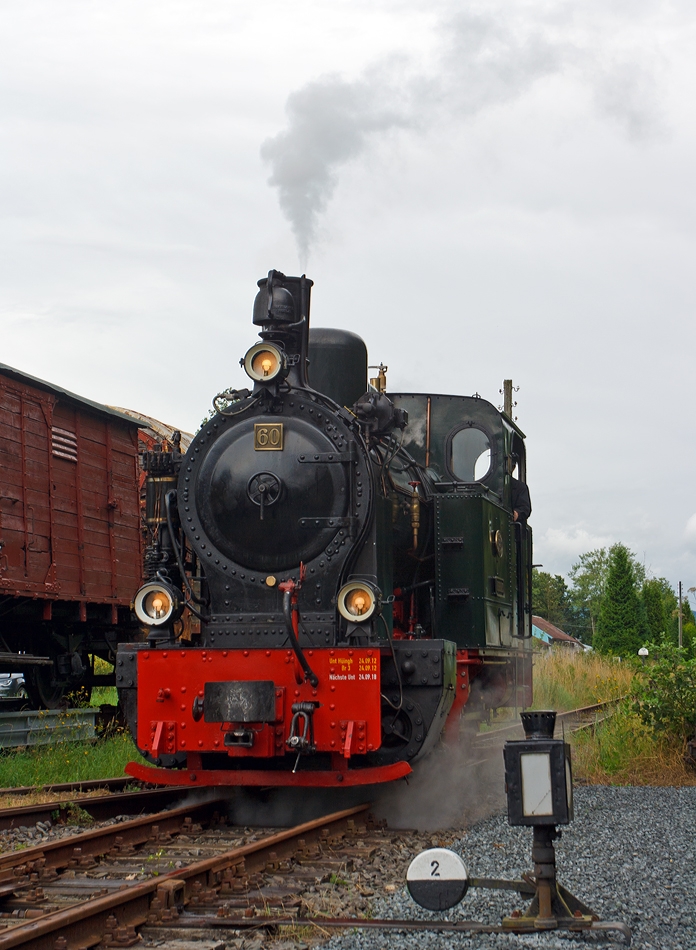 Die 1.000 mm C-Kuppler Dampflokomotive Nr. 60 “BIEBERLIES” der Sauerl�nder Kleinbahn (M�rkische Museums-Eisenbahn e.V.), ex Nr. 60 der Kleinbahn Gie�en – Bieber, am 18.08.2013 im Bahnhof H�inghausen beim Umsetzen.

Die Lok wurde 1923 bei Henschel & Sohn in Kassel unter der Fabriknummer 19979 gebaut.
