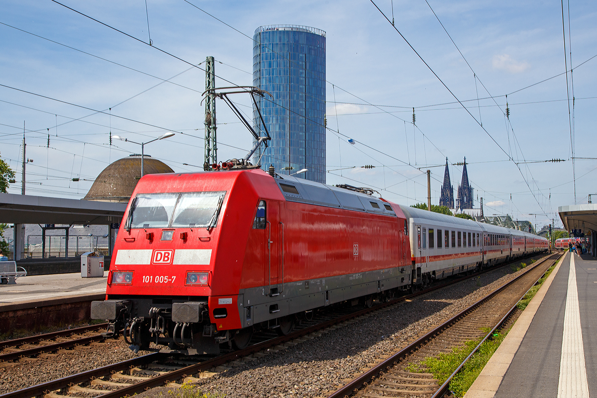 
Die 101 005-7 (91 80 6101 005-7 D-DB) schiebt am 01.06.2019 einen IC durch den Bahnhof Köln Messe/Deutz in Richtung Hauptbahnhof.

Hinten KölnTriangle Panorama, welches oben eine Aussichtsplattform hat, wo am einen tollen Rundblick über Köln hat. 
