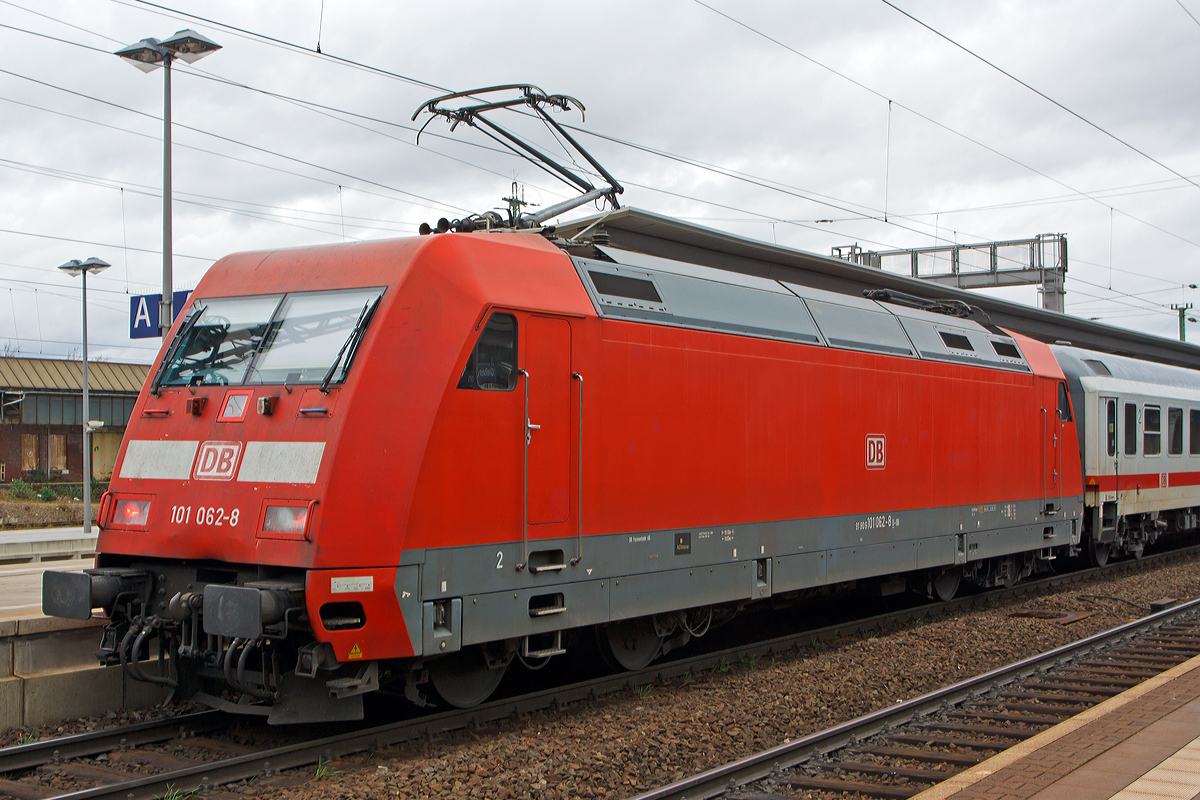 
Die 101 062-8  (91 80 6101 062-8 D-DB) der DB Fernverkehr AG schiebt den IC 2372 (Karlsruhe Hbf - Frankfurt a.M. - Gießen - Stralsund Hbf) vom Bahnhof Gießen weiter in Richtung Kassel-Wilhelmshöhe. 

Die Lok wurde 1997 bei Adtranz in Kassel unter der Fabriknummer 33172 gebaut.
