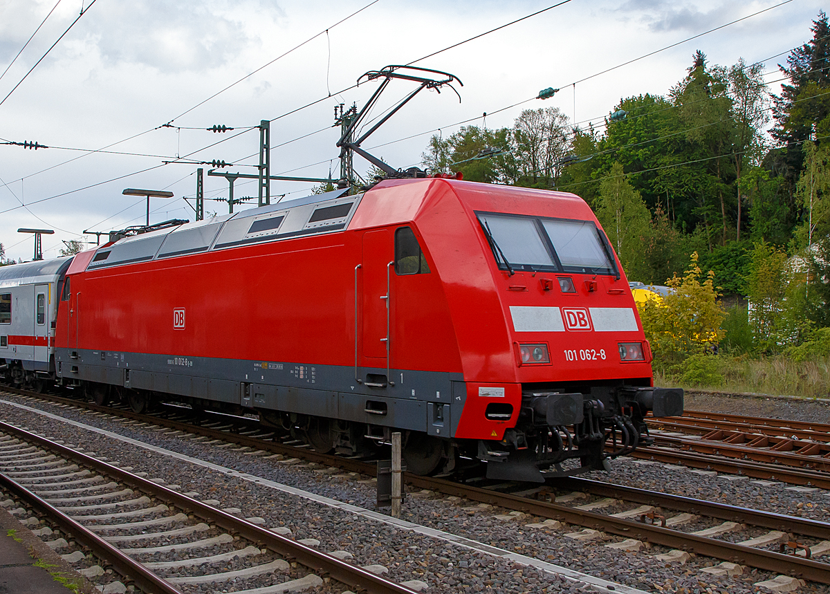 
Die 101 062-8 (91 80 6101 062-8 D-DB) der DB Fernverkehr AG schiebt einen IC-Leerzug am 04.05.2019 durch Betzdorf/Sieg in Richtung Siegen.

Die Lok wurde 1996 von ABB Daimler-Benz Transportation GmbH (ADtranz) in Kassel unter der Fabriknummer 33172 gebaut.
