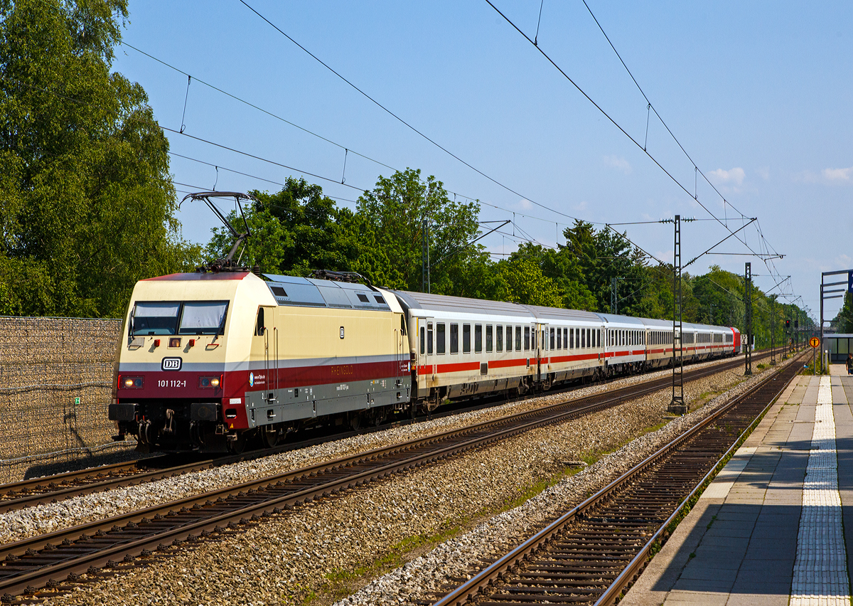 
Die 101 112-1 “RHEINGOLD”  (91 80 6101 112-1 D-DB) der DB Fernverkehr AG, mit Werbung für Händlergemeinschaft „Die wilde 13 Plus“, fährt am 05.06.2019 mit einem IC (im Sandwich mit Schublok DB 101 097-4) durch Gröbenzell in Richtung Augsburg.

Die DB 101 112-1 wurde 1998 von ABB Daimler-Benz Transportation GmbH (ADtranz) in Kassel unter der Fabriknummer 33222 gebaut. Von April 2017 bis Oktober 2018 war sie in den Rheingold Farben beige/ kobaltblau für  w13plus unterwegs und nun seit dem 24.10.2018 als „TEE Rheingold“ (Trans Europ Express)  in den TEE-Farben purpurrot/elfenbein unterwegs.
Einen historischen Bezug mit der BR 101 mit dem „TEE Rheingold“ gibt es freilich nicht.
