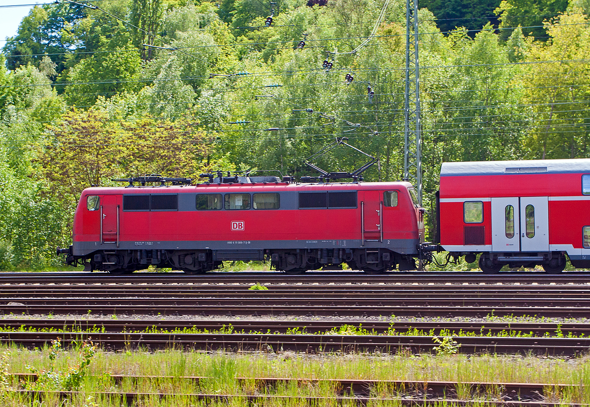 Die  111 009-7 (91 80 6111 009-7 D-DB) der DB Regio NRW erreicht am 17.05.2012 mit RE 9 (rsx - Rhein-Sieg-Express) Aachen- Köln – Siegen den Bahnhof Betzdorf/Sieg.

Die Lok wurde 1975 von Krauss-Maffei in München-Allach unter der Fabriknummer 19746 gebaut, der elektrische Teil ist von Siemens. Im Februar 2019 ging die 111er leider zur Fa. Bender Rohstoff-Recycling e. K. in Leverkusen-Opladen zur Verschrottung.
