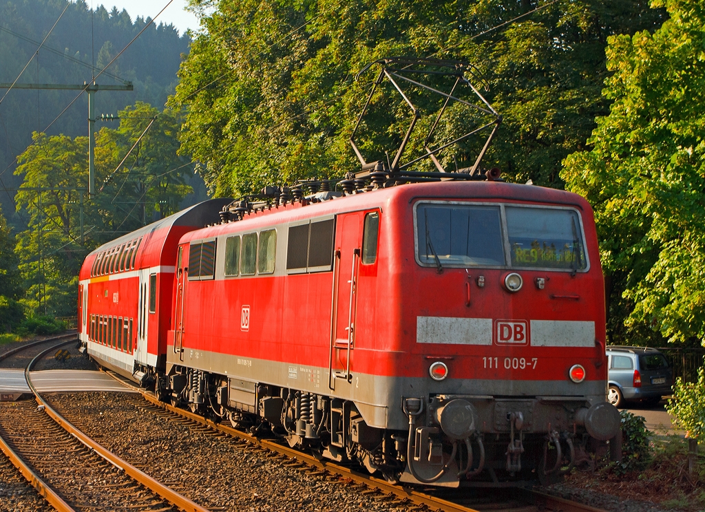 Die 111 009-9 der DB Regio schiebt den RE 9 - Rhein-Sieg-Express (Siegen – K�ln - Aachen) am 23.08.2013 beim Bahnhof Kirchen/Sieg nun steuerwagenvoraus in Richtung Betzdorf/Sieg.