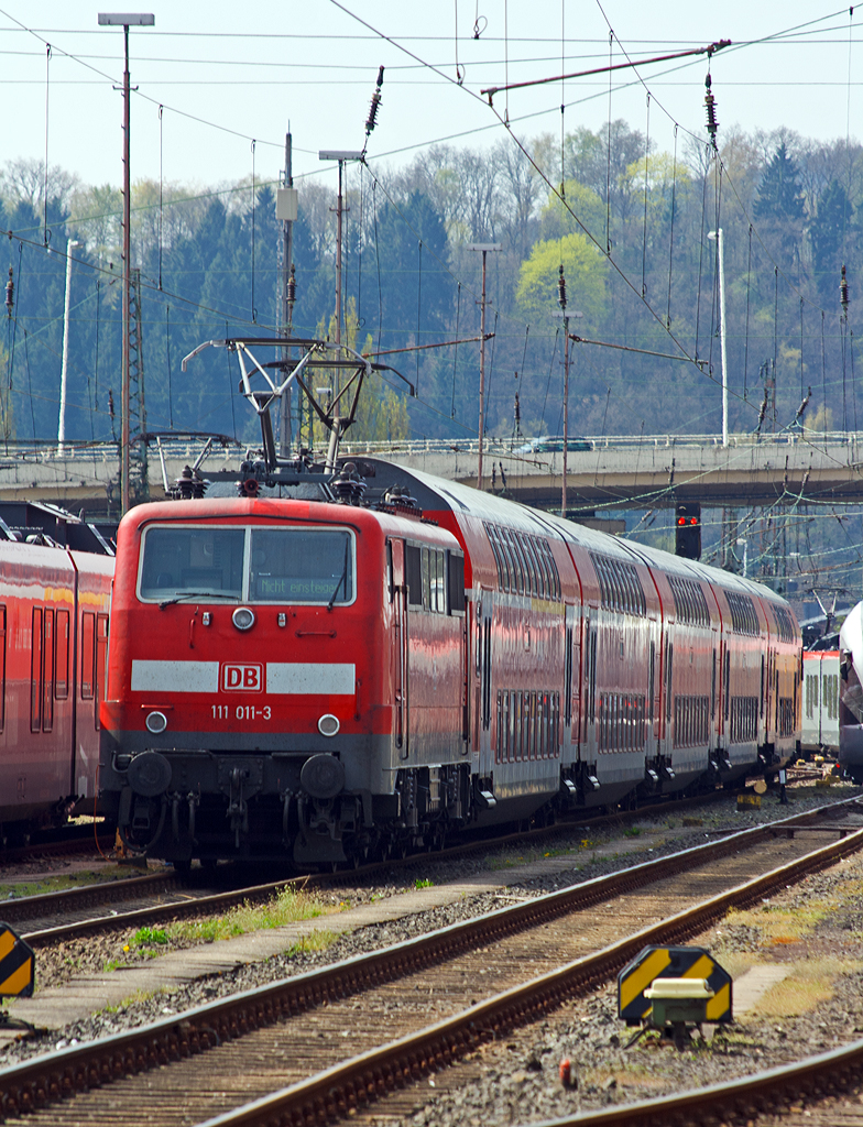 
Die 111 011-3 der DB Regio NRW  mit fünf DoSto-Wagen abgestellt am 06.04.2014 beim Hbf Siegen.