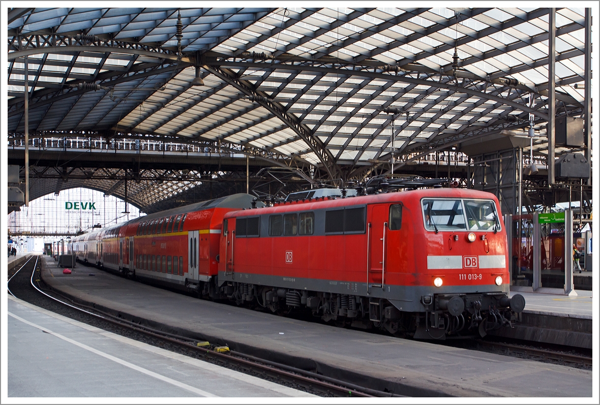 Die 111 013-9 mit dem RE 1  NRW-Express   nach Dortmund Hbf (Aachen-K�ln-D�sseldorf-Duisburg-Essen-Dortmund) hier am 28.04.2013 beim Halt im Hbf K�ln.