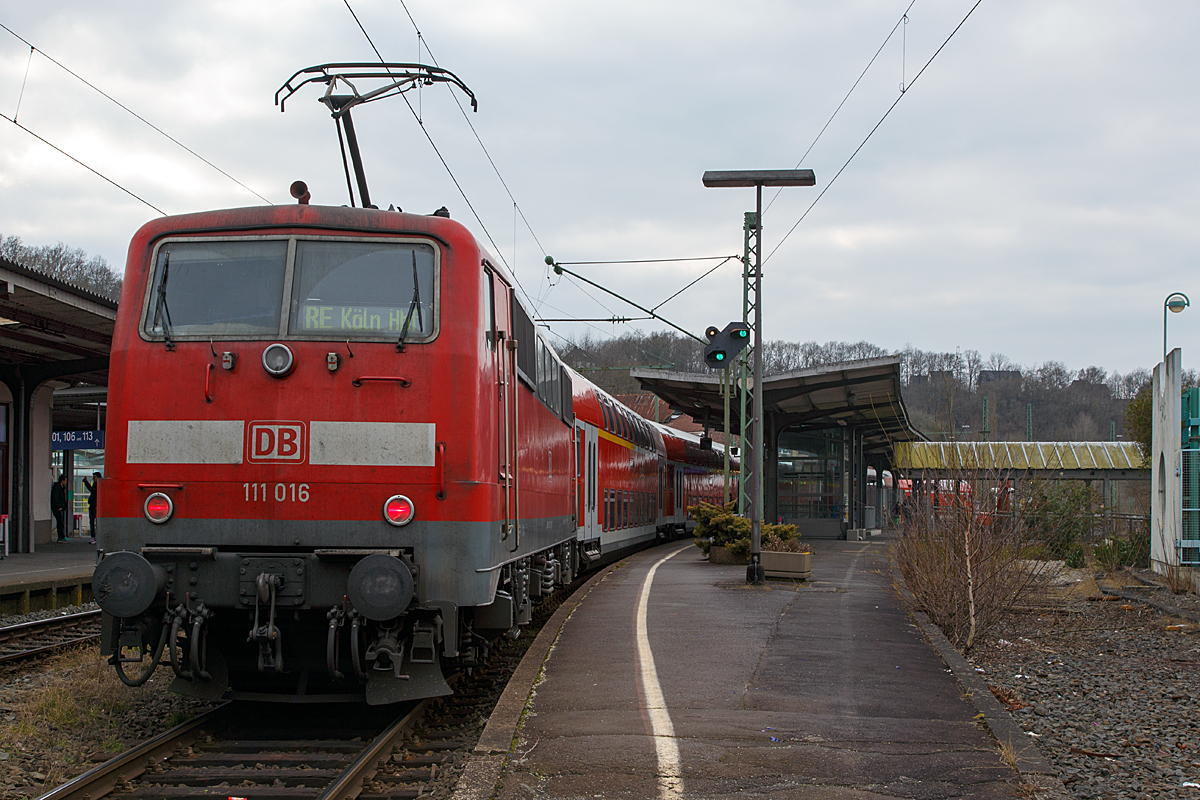 
Die 111 016-2 (91 80 6111 016-2 D-DB) der DB Regio NRW mit dem RE 9 (rsx - Rhein-Sieg-Express) Siegen - Köln - Aachen beim Halt im Bahnhof Betzdorf/Sieg auf Gleis 106. 

Rechts das ehemalige Gleis 107 (bzw. zukünftige Gleis 107), welches nun bald wieder reaktiviert wird. Langsam beginnen bereits die Bauarbeiten dazu, nach vielen Silllegungen sind das doch mal gute Nachrichten. 

Dazu muss der überdachte Fußgängerübergang vom Parkhaus zum Bahnsteig abgerissen werden. Die Bahnsteigunterführung wird (unter 106 / 107)  zum Parkhaus verlängert, sowie im Parkhaus müssen eine neue Treppe und ein Aufzug gebaut werden. So werden sich die Arbeiten noch einige Zeit wohl hinziehen.
