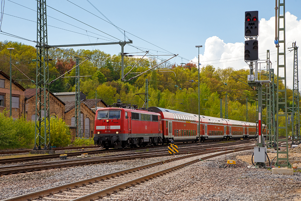 
Die 111 016-2 (91 80 6111 016-2 D-DB) der DB Regio NRW mit dem RE 9 - Rhein Sieg Express (RSX) Aachen - Köln - Siegen erreicht am 14.05.2017 den Bahnhofes Betzdorf/Sieg.