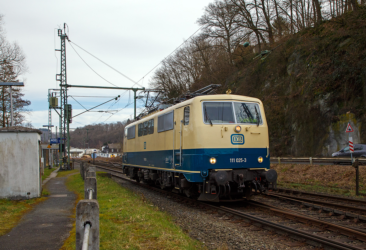 Die 111 025-3 (91 80 6111 025-3 D-TFT) der Train4Train GmbH (Bodenwerder) fährt am 01.03.2022 auf Tfzf (Triebfahrzeugfahrt) durch Scheuerfeld (Sieg) in Richtung Köln.

Die Lok wurde 1976 von Krauss-Maffei in München-Allach unter der Fabriknummer 19762 gebaut. Damals wurde sie auch in ozeanblau/beige ausgeliefert. Nach der Ausmusterung bei der DB AG ging sie 2020 an die Train4Train GmbH und wurde wieder in ozeanblau/beige um lackiert.