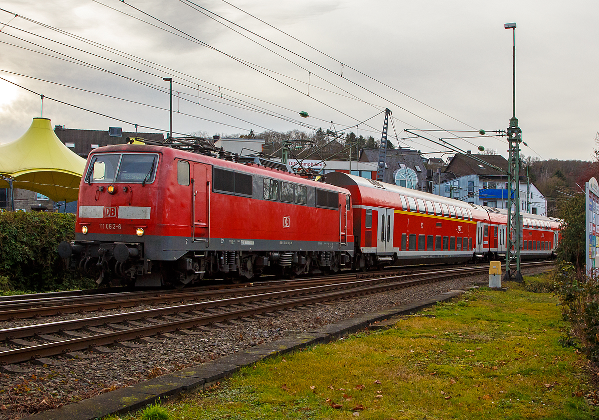 
Die 111 062-6 (91 80 6111 062-6 D-DB) der DB Regio NRW, verlässt am 14.12.2020, mit dem RE 9 (rsx - Rhein-Sieg-Express) Aachen - Köln - Siegen, den Bahnhof Betzdorf (Sieg) in Richtung Siegen.

Die Lok wurde 1976 Henschel & Sohn in Kassel unter der Fabriknummer 31908 gebaut.
