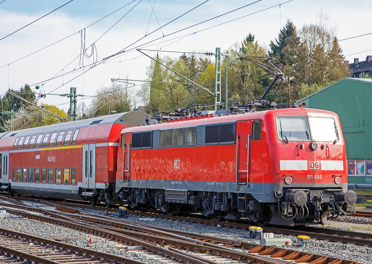 
Die 111 093-1 (91 80 6111 093-1 D-DB) der DB Regio NRW schiebt am 17.04.2015, den RE 9  (rsx - Rhein-Sieg-Express) Aachen - Köln - Siegen, in den Bahnhof Betzdorf/Sieg. 

Die Lok wurde 1978 von Krupp unter der Fabriknummer 5430 gebaut, der elektrische Teil wurde von AEG unter der Fabriknummer 8972 geliefert.