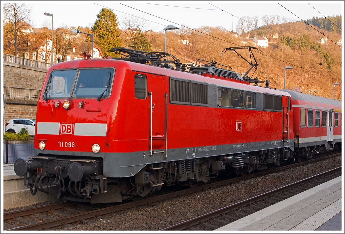 Die 111 096-4 der DB Regio NRW mit n-Wagen (ex Silberlinge) als RE 9 - Rhein-Sieg-Express (Aachen-Köln-Siegen), Umlauf RE 11381, am 14.03.2014 beim Halt im Bahnhof Kirchen a.d. Sieg.

Von den Loks der Baureihe 111 wurden zwischen 1974 bis 1984 insgesamt 227 Stück von verschiedenen Herstellern (AEG, BBC, Henschel, Krauss-Maffei, Krupp, Siemens) gebaut, 222 Stück sind noch im Bestand der DB. 

Eingesetzt werden die 160 km/h schnellen Lokomotiven heute vorwiegend im Regional- und Nahverkehr, während bei der Indienststellung auch der leichte Personen-Fernverkehr zu ihrem Aufgabengebiet gehörte.


Technische Daten:
Spurweite: 1.435 mm
Achsformel: Bo'Bo'
Länge über Puffer: 16.750 mm. 
Fahrmotoren: 4 Stück  á 905 kW = 3.620 kW Leistung, 
Dienstgewicht: 83 t 
Anfahrzugkraft: 274 kN
Höchstgeschwindigkeit: 160 km/h
