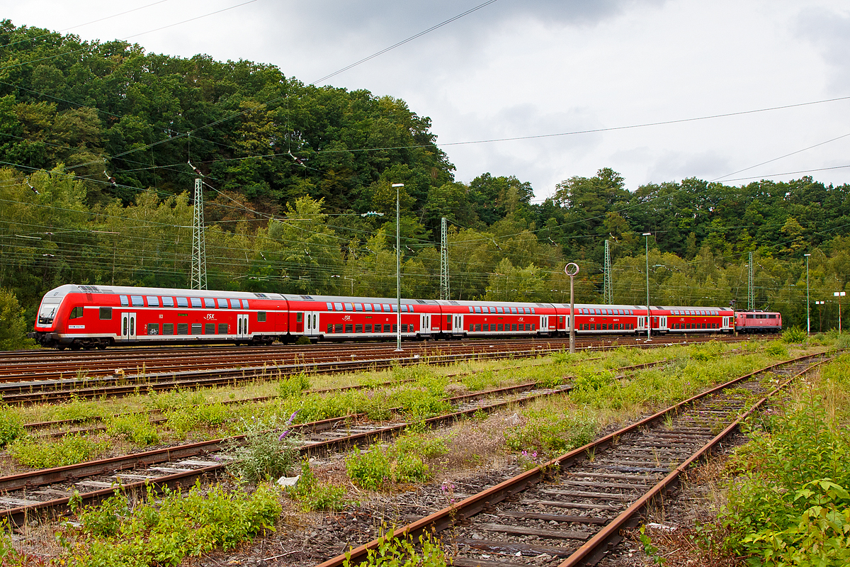 
Die 111 112-9 (91 80 6111 112-9 D-D der DB Regio NRW erreicht am 31.08.2020 bald, mit dem RE 9  (rsx - Rhein-Sieg-Express) Aachen - K�ln - Siegen, den Bf Brtzdorf (Sieg).