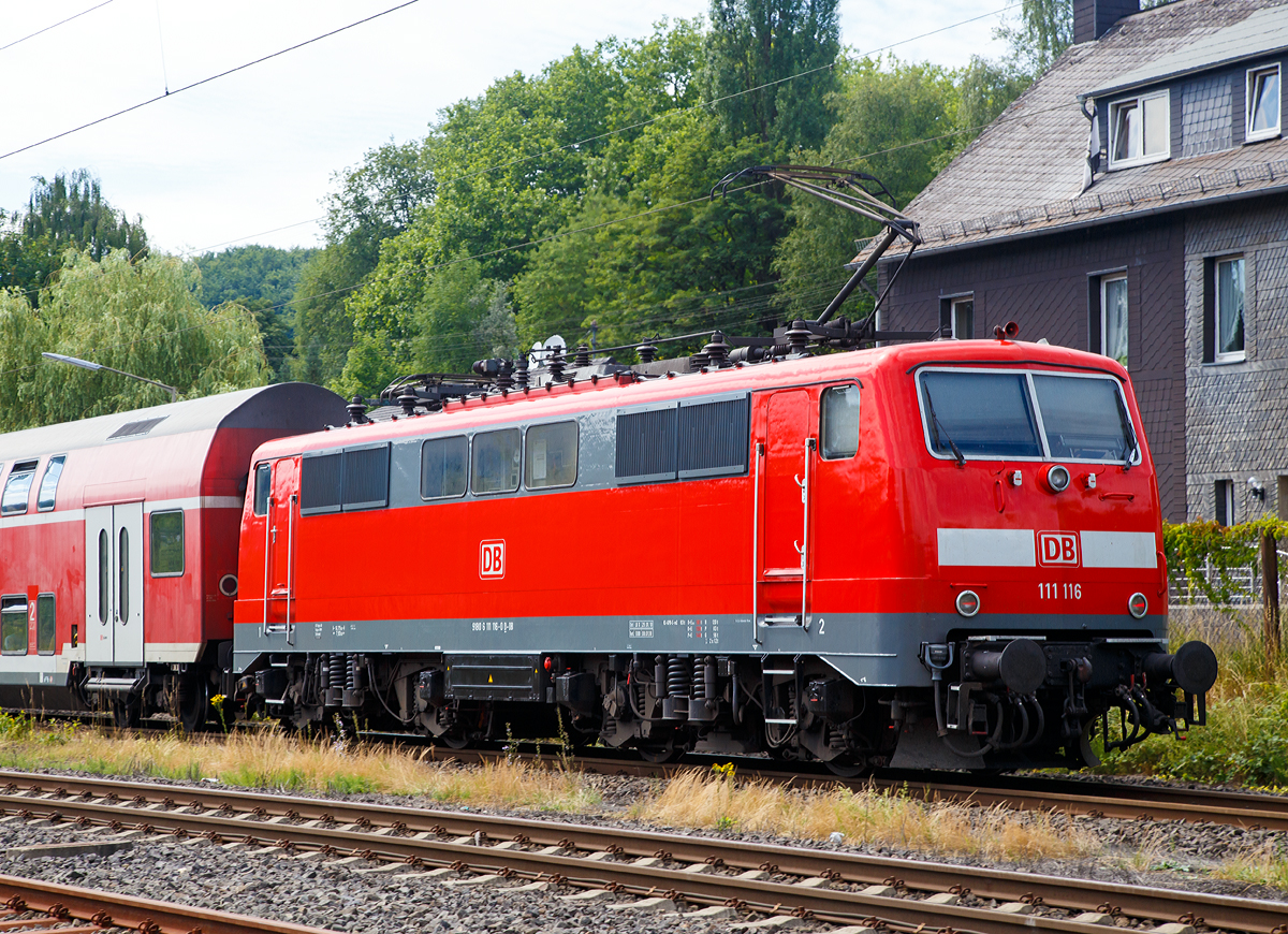 
Die 111 116-0 (91 80 6111 116-0 D-DB) der DB Regio NRW als Schublok des RE 9 (rsx - Rhein-Sieg-Express) Siegen - Köln - Aachen am 08.07.2017 in Mudersbach/Sieg. 

Die Lok wurde 1979 von Krauss-Maffei in München unter der Fabriknummer 19848 gebaut, der elektrische Teil ist von Siemens.