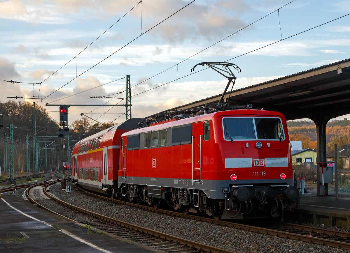 
Die 111 119-4 (91 80 6111 119-4 D-DB) der DB Regio schiebt den RE 9 (rsx - Rhein-Sieg-Express) Siegen - Köln - Aachen am 23.12.2015 vom Bahnhof Betzdorf/Sieg weiter in Richtung Köln. 

Die Lok wurde 1979 bei Krauss-Maffei AG in München unter der Fabriknummer 19851 gebaut, der elektrische Teil ist von Siemens.