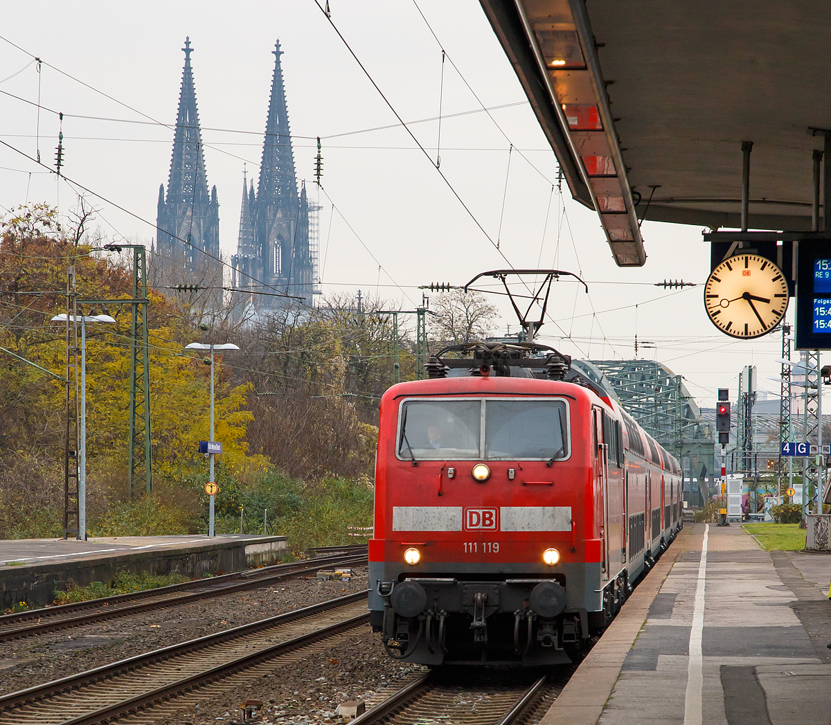 
Die 111 119-4 (91 80 6111 119-4 D-DB) der DB Regio mit dem RE 9 (rsx - Rhein-Sieg-Express) Aachen - Köln - Siegen erreicht am 26.11.2016 den Bahnhof Köln Messe/Deutz.

Die Lok wurde 1979 bei Krauss-Maffei AG in München unter der Fabriknummer 19851 gebaut, der elektrische Teil ist von Siemens.
