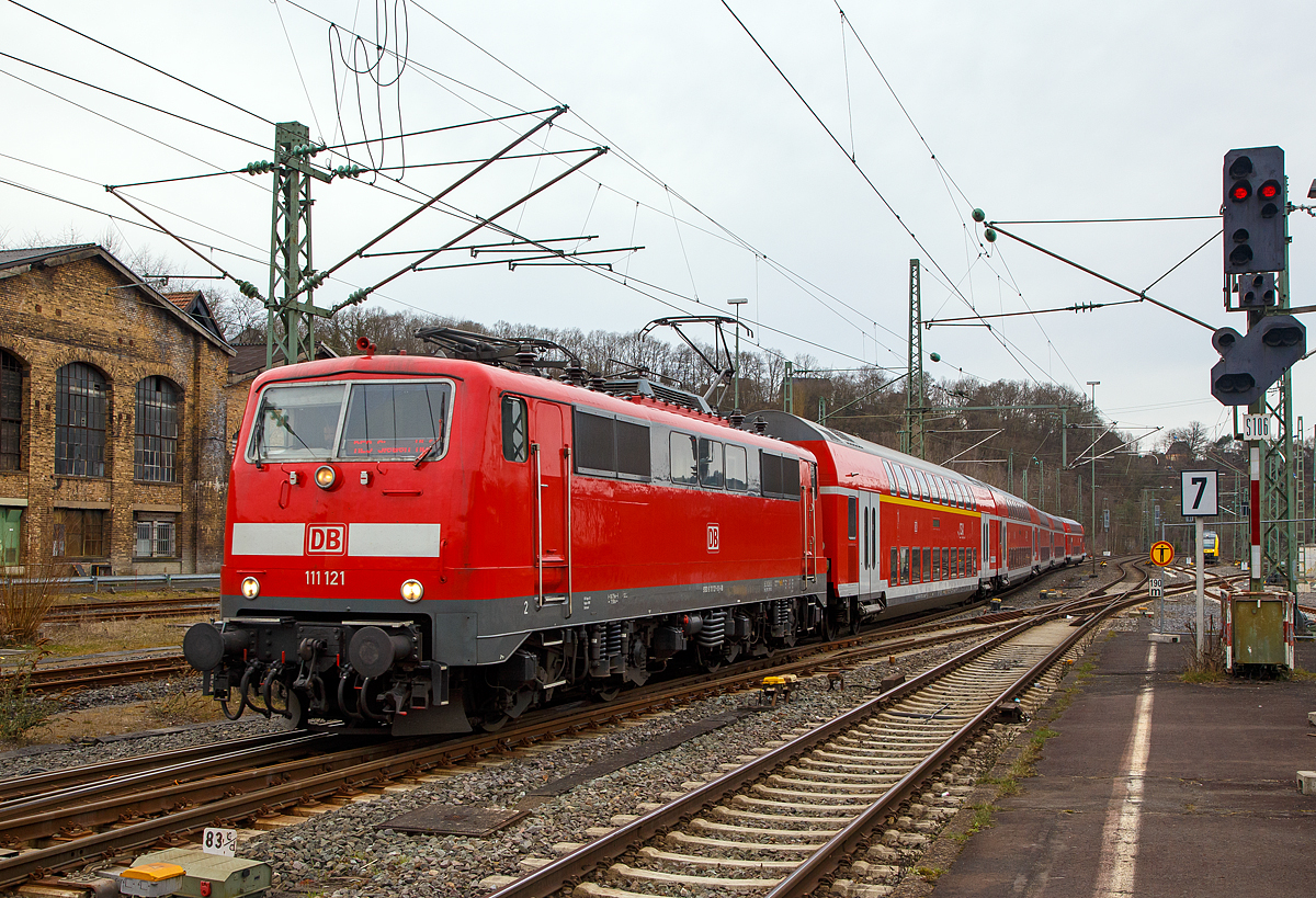 Die 111 121-0 (91 80 6111 121-0 D-DB) der DB Regio NRW erreicht am 30.03.2018, mit dem RE 9 (rsx - Rhein-Sieg-Express) Aachen - K�ln - Siegen, den Bahnhof Betzdorf/Sieg.  