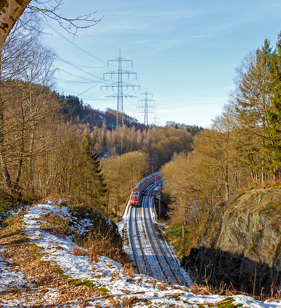 
Die 111 124-4 der DB Regio NRW mit DoSto-Wagen als RE 9 - Rhein-Sieg-Express (Aachen-Köln-Siegen) am 07.02.2015, hier überquert sie bei Scheuerfeld die Sieg, bevor es durch den 32 m langen Mühlburg-Tunnel geht.