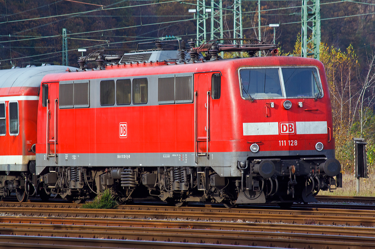
Die 111 128-5 (91 80 6111 128-5 D-DB) der DB Regio NRW ist am 09.11.2014 mit n-Wagen (ex Silberlinge) in Betzdorf/Sieg abgestellt.

Von den Loks der Baureihe 111 wurden zwischen 1974 bis 1984 insgesamt 227 Stück von verschiedenen Herstellern (AEG, BBC, Henschel, Krauss-Maffei, Krupp, Siemens) gebaut, 222 Stück sind noch im Bestand der DB. Die 111 128 wurde 1979 von Krupp unter der Fabriknummer 5440 gebaut, der elektrische Teil ist von AEG (Fabriknummer 8982).

Technische Daten:
Spurweite: 1.435 mm
Achsformel: Bo'Bo'
Länge über Puffer: 16.750 mm.
Fahrmotoren: 4 Stück á 905 kW = 3.620 kW Leistung,
Dienstgewicht: 83 t
Anfahrzugkraft: 274 kN
Höchstgeschwindigkeit: 160 km/h 