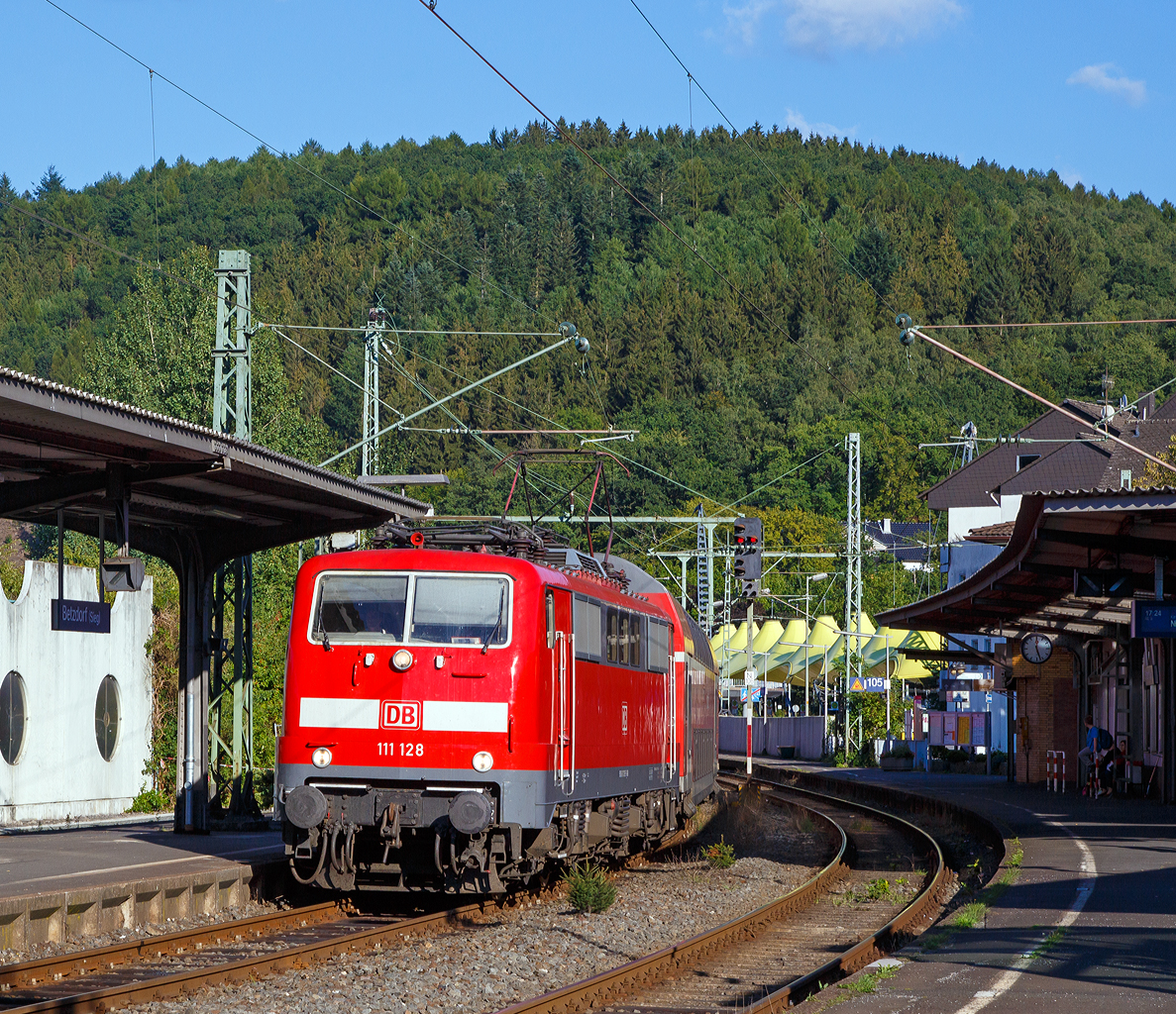 
Die 111 128-5 (91 80 6111 128-5 D-DB) fährt mit dem RE 9 (rsx - Rhein-Sieg-Express) Siegen - Köln - Aachen am 10.09.2015 in den Bahnhof Betzdorf/Sieg ein. 

Die Lok wurde 1979 von Krupp unter der Fabriknummer 5440 gebaut, der elektrische Teil wurde von AEG unter der Fabriknummer 8982 geliefert.