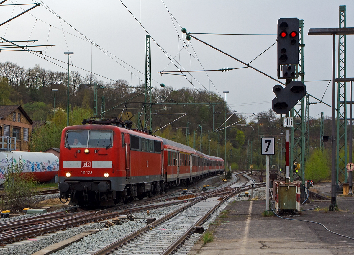 
Die 111 128-5 der DB Regio NRW mit n-Wagen (ex Silberlinge) als RE 9 - Rhein-Sieg-Express (Aachen-Köln-Siegen), Umlauf RE 10913, am 30.03.2014 bei der Einfahrt in den Bahnhof Betzdorf/Sieg.