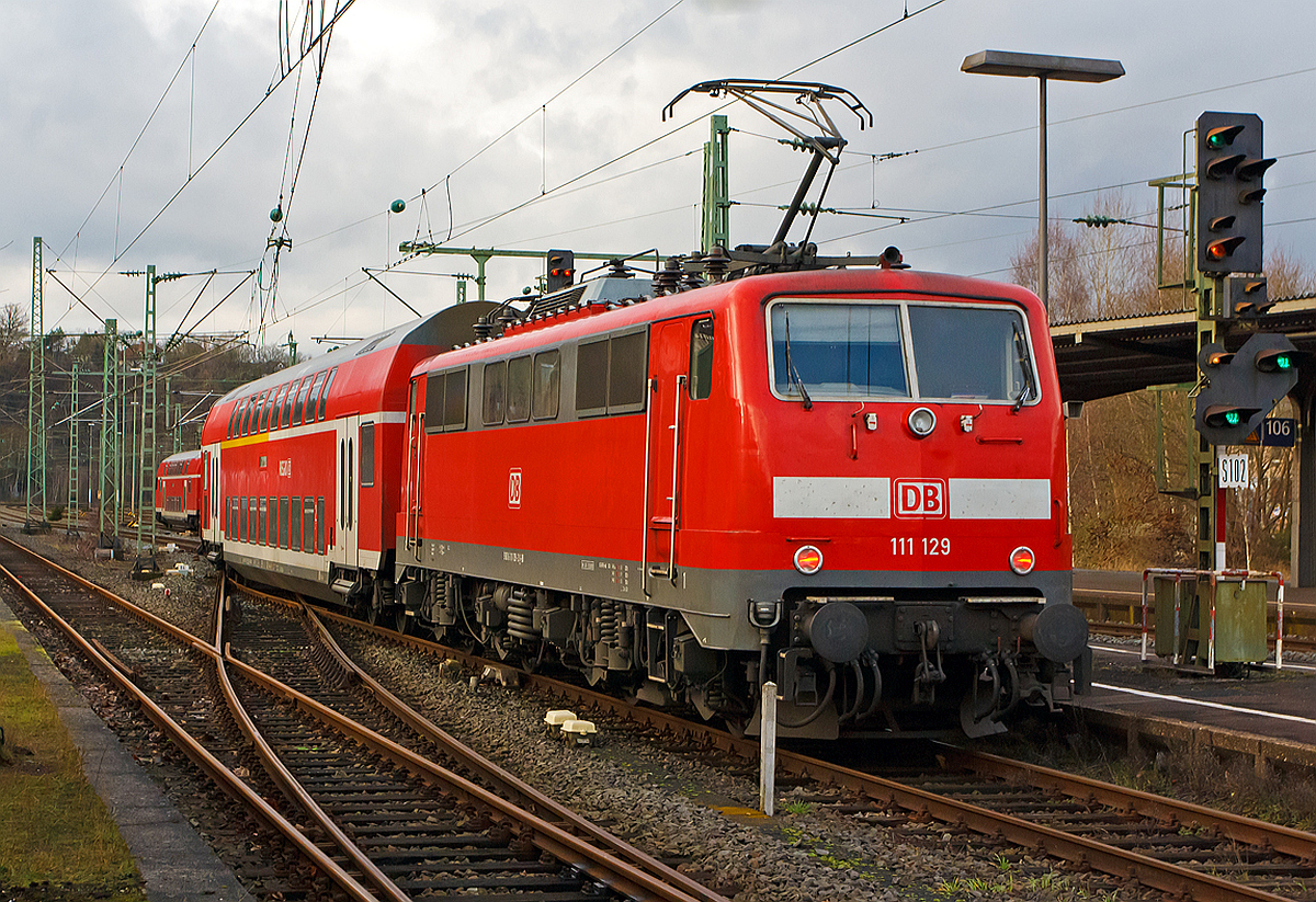 
Die 111 129-3 (9180 6 111 129-3 D-DB) schiebt den RE 9 (rsx - Rhein-Sieg-Express) Betzdorf - Köln - Aachen (Umlauf RE 10190) am 11.01.2013 vom Bahnhof Betzdorf (Sieg), außerplanmäßig heute  von Gleis 102 (nicht wie üblich von Gleis 106) in Richtung Köln bzw. Aachen. 

Der Bahnhof Betzdorf(Sieg) war für diesen Umlauf Startbahnhof. Grund war das er als vorherige Umlauf RE 10189 (der Gegenrichtung), bedingt durch Technische Probleme des Zuges, mit 30 Minuten Verspätung hier ankam. Daraufhin war für diesen Umlauf in Betzdorf(sieg) Endstation. Denn ansonsten hätte der neue Umlauf wieder mit Verspätung beginnen müssen, die leidtragende waren die Reisenden nach und aus Richtung Siegen, sie mussten jeweis einen späteren Zug nehmen (der RE 9 fährt im 1-Stunden-Takt).