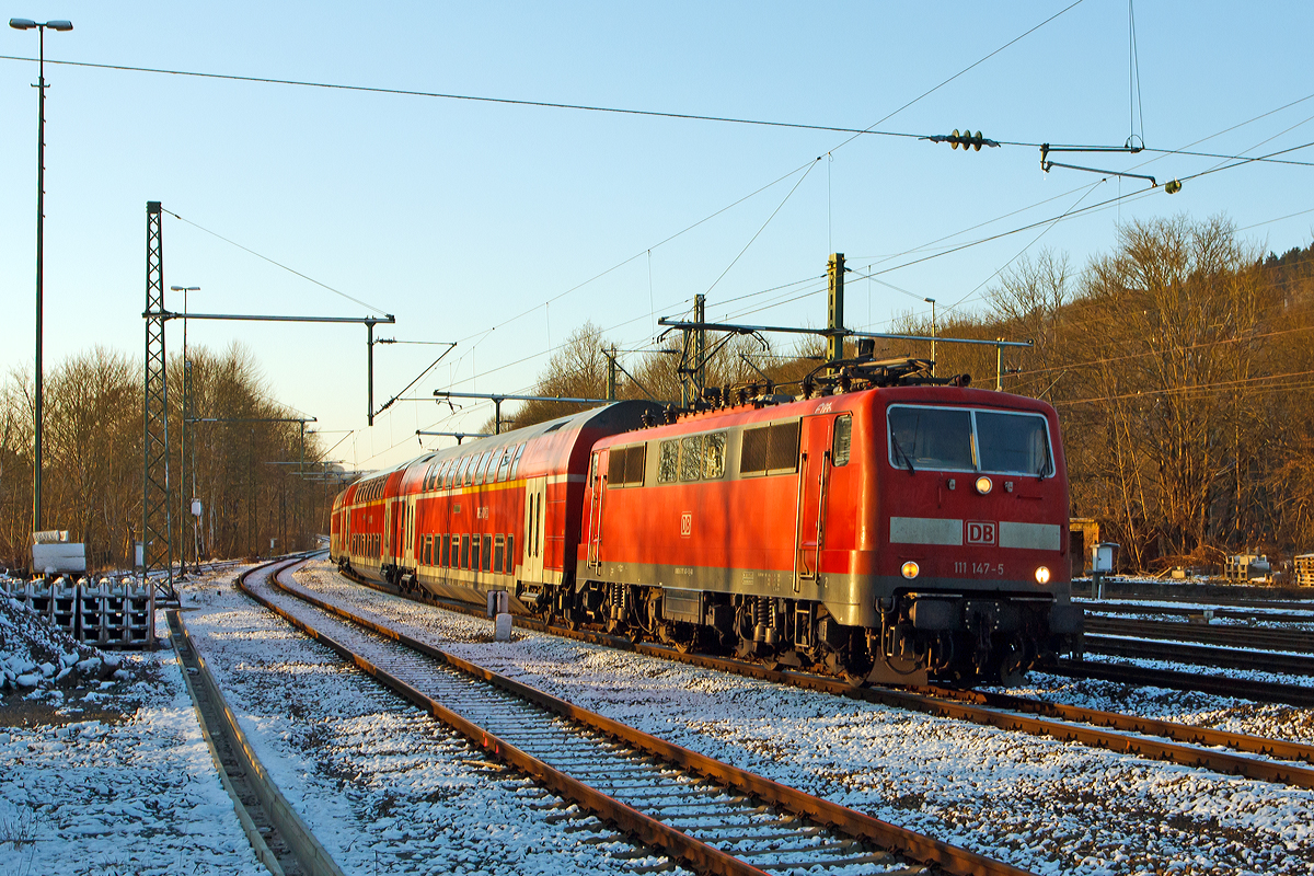 
Die 111 147-5  (91 80 6111 147-5 D-DB) der DB Regio NRW fährt am 28.12.2014 mit dem RE 9 - Rhein Sieg Express (RSX) Aachen - Köln - Siegen in den Bahnhof Au/Sieg ein.  

Die Lok wurde 1980 bei Krauss-Maffei in München unter der Fabriknummer 19859 gebaut, der elektrische Teil ist von Siemens.