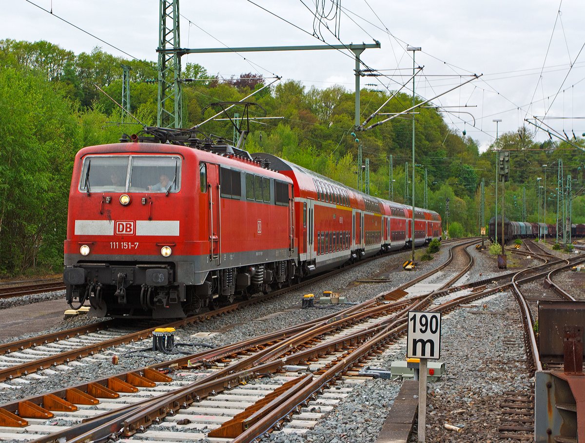 
Die 111 151-7 der DB Regio NRW fährt am 27.04.2014 mit dem RE 9  Rhein-Sieg-Express  (Aachen-Köln-Siegen) in den Bahnhof Betzdorf/Sieg ein. 

Die 111er wurde 1981 bei Krauss-Maffei AG in München unter der Fabriknummer 19863 gebaut. Sie hat die NVR-Nummer 91 80 6111 151-7 D-DB und die EBA-Nummer EBA 01G02A 151.