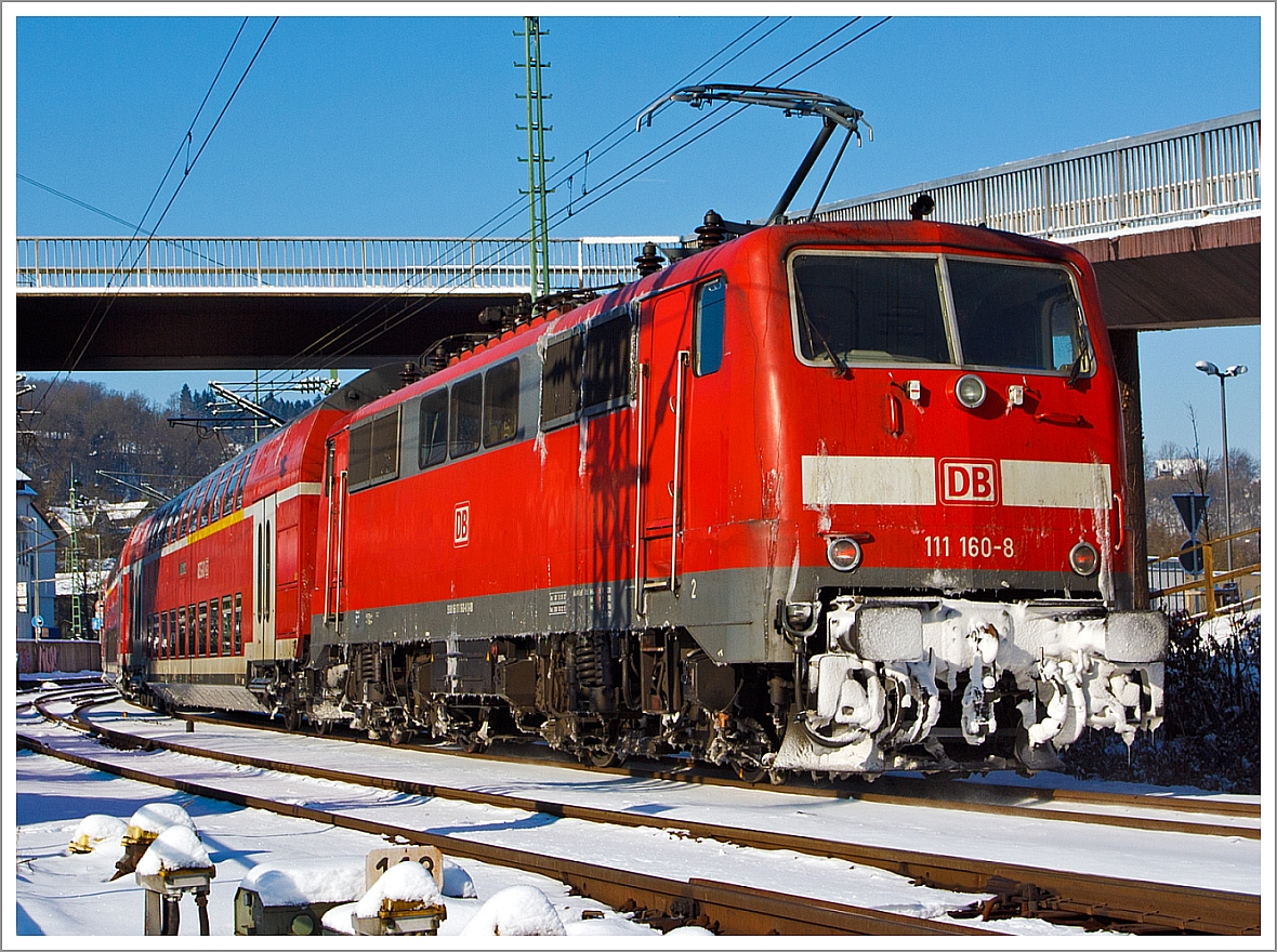 Die 111 160-8 schiebt den RE 9 (rsx - Rhein-Sieg-Express) Siegen - Köln - Aachen am 13.03.2013 in den Bahnhof Betzdorf/Sieg.

Von den Loks der Baureihe 111 wurden zwischen 1974 bis 1984 insgesamt 227 Stück von verschiedenen Herstellern (AEG, BBC, Henschel, Krauss-Maffei, Krupp, Siemens) gebaut, 222 Stück sind noch im Bestand der DB. 

Eingesetzt werden die 160 km/h schnellen Lokomotiven heute vorwiegend im Regional- und Nahverkehr, während bei der Indienststellung auch der leichte Personen-Fernverkehr zu ihrem Aufgabengebiet gehörte.

Die Baureihe 111 ist die Nachfolgerin der Schnellzuglok-Baureihe 110. Da nach Ende der 110er-Produktion noch immer Bedarf an weiteren schnellfahrenden E-Loks bestand, wurde Anfang der 1970er Jahre von der damaligen Deutschen Bundesbahn entschieden, auf Basis bewährter Teile der Baureihe 110 die Nachfolgereihe 111 zu entwickeln.
Besonderes Augenmerk legte man dabei auf die Verbesserung der Laufruhe bei hohen Geschwindigkeiten durch neue Drehgestelle und verbesserte Arbeitsbedingungen für den Lokführer. Hierzu wurde vom Bundesbahn-Zentralamt in München und dem Hersteller Krauss-Maffei der DB-Einheitsführerstand entwickelt, der nach neuesten ergonomischen Erkenntnissen gestaltet wurde und bis heute bei den meisten Neubau-Lokomotiven und Steuerwagen zum Einsatz kommt.

Technische Daten:
Spurweite: 1.435 mm
Achsformel: Bo'Bo'
Länge über Puffer: 16.750 mm. 
Fahrmotoren: 4 Stück  á 905 kW = 3.620 kW Leistung, 
Dienstgewicht: 83 t 
Anfahrzugkraft: 274 kN
Höchstgeschwindigkeit: 160 km/h
