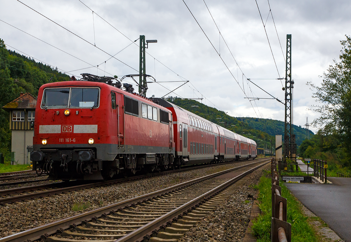 
Die 111 161-6 (91 80 6111 161-6 D-DB) der DB Regio Baden-Württemberg erreicht am 09.09.2017, mit dem RE 19034 Singen(Hohentwiel) - Eutingen im Gäu, bald den Bahnhof Horb am Nekar.