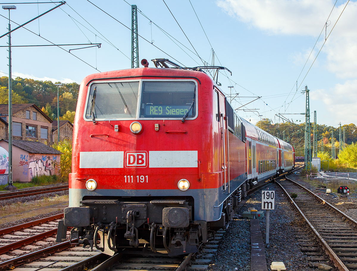 
Die 111 191 (91 80 6111 191-3 D-DB) der DB Regio NRW erreicht am 29.10.2016, mit dem RE 9 - Rhein-Sieg-Express (Aachen – Köln - Siegen), den Bahnhof Betzdorf/Sieg. 

Die Lok wurde 1982 von Krauss-Maffei AG in München unter der Fabriknummer 19895 gebaut, der elektrische Teil wurde von Siemens-Schuckert-Werke (SSW) geliefert. 