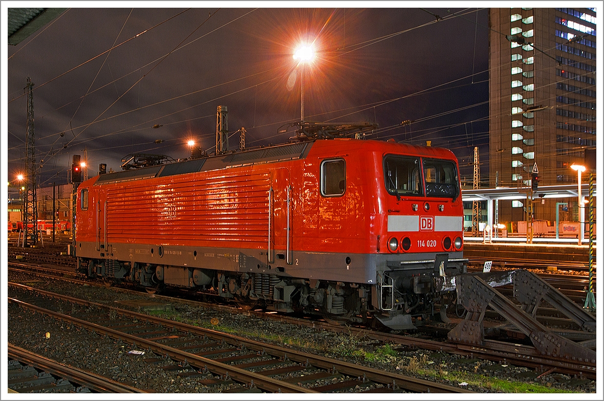 Die 114 020-1, ex DR 112 020-3 der DB Regio ist am 29.12.2013 (1:36 Uhr) beim  Hbf Frankfurt am Main abgestellt.

Die Lok wurde 1991 bei LEW (VEB Lokomotivbau Elektrotechnische Werke  Hans Beimler , ab 1992  AEG Schienenfahrzeuge Hennigsdorf GmbH) in Hennigsdorf unter der Fabriknummer 21313 gebaut und als DR 112 020-3 an die Deutsche Reichsbahn geliefert, ab 1994 dann DB 112 020-3. Mit dem Übergang zur DB Regio wurde sie dann in 114 020-1 ungezeichnet.  
Sie trägt die NVR-Nummer 91 80 6114 020-1 D-DB und hat die EBA-Nummer  EBA 01C19A 020. 

Da man bei der DR bis zuletzt davon ausgegangen war, dass der Ausbau der Transitstrecken nach West-Berlin und deren Elektrifizierung durch die Bundesrepublik finanziert würde (wurden sie dann ja auch), wurde erst 1991 mit dem Ausbau bestimmter Streckenabschnitte für mehr als 120 km/h begonnen. Allerdings standen bei der Deutschen Reichsbahn keine entsprechend schnellen Lokomotiven zur Verfügung. Es mussten neue, schnelle Lokomotiven beschafft werden. Man erinnerte sich daran, dass die BR 212 ursprünglich für 160 km/h ausgelegt worden war. Nach vier Vorserienlokomotiven (212 002 bis 212 005, die Ordnungsnummer 001 wurde wegen der einstigen Bezeichnung der 243 001 als 212 001 nicht neu belegt) folgte dann eine Auslieferung von 35 Serienlokomotiven (bereits als 112 006 bis 112 040 bezeichnet). Man entschied sich gegen die damals vom LEW entwickelte Baureihe 252, die ursprünglich auch in einer 160-km/h-Ausführung für den schnellen Reisezugverkehr geliefert werden sollte. Neben der bereits jahrelang bewährten Technik der 243 dürfte die damals gefällte Entscheidung, künftig nur noch vierachsige elektrische Lokomotiven zu erwerben, ausschlaggebend für den Erwerb der BR 212 gewesen sein. Die 35 Loks der Baureihe 212.0 (ab 1992 BR 112.0) wurden zuerst auf der mittlerweile für 160 km/h ertüchtigten Strecke Berlin-Dresden eingesetzt.

Unverhofft wurde die 112 dann zu einem Symbol für die Deutsche Einheit, denn sie war die erste Lokomotivbaureihe, die von beiden Bahnverwaltungen gemeinsam beschafft wurde. Man kam überein, dass DR und DB jeweils 45 Loks der leicht verbesserten Baureihe 112.1 bei der AEG bestellen würden (die AEG hatte zwischenzeitlich ihr 1946 enteignetes Werk in Hennigsdorf wieder übernommen). Dies erfolgte hauptsächlich aus arbeitsmarktpolitischen Gründen zur Stützung des Hennigsdorfer Werkes, denn die Bundesbahn hätte lieber eine 200 km/h schnelle und universell verwendbare Lok in aktueller Drehstromtechnik nach Art der Baureihe 120 beschafft.

Alle 38 Lokomotiven der Baureihe 112.0 wurden zum 1. April 2000 in Baureihe 114 umgezeichnet, weil sie fortan zum Bestand von DB Nahverkehr gehörten, die BR 112.1 verblieb hingegen beim Fernverkehr. Somit wollte man Verwechslungen zwischen den beiden Serien und damit auch zwischen Nah- und Fernverkehr vermeiden. Als die Fahrzeuge der BR 112.1 auch in den Bestand von DB Regio eingereiht wurden, ist allerdings keine Rückumzeichnung der BR 114 vorgenommen worden. Des Weiteren gibt es einige Detailunterschiede zwischen den Baureihen 112.0 und 112.1, die ähnlich auch innerhalb der 143-Varianten existieren. 

Technische Daten: 
Nummerierung: 114 002 bis 040 (025 fehlt)
Anzahl: 39
Hersteller: LEW Hennigsdorf (seit 1992 AEG)
Achsanordnung: Bo´Bo´
Spurweite: 1.435 mm
Länge über Puffer:  16.640 mm
Dienstmasse:  82,5 t
Höchstgeschwindigkeit:  160 km/h
Stundenleistung:  4.220 kW
Dauerleistung:  4.000 kW
Anfahrzugkraft:  226 kN[3]
Stromsystem:  15 kV 16,7 Hz ~
Antrieb:  LEW-Kegelringfeder