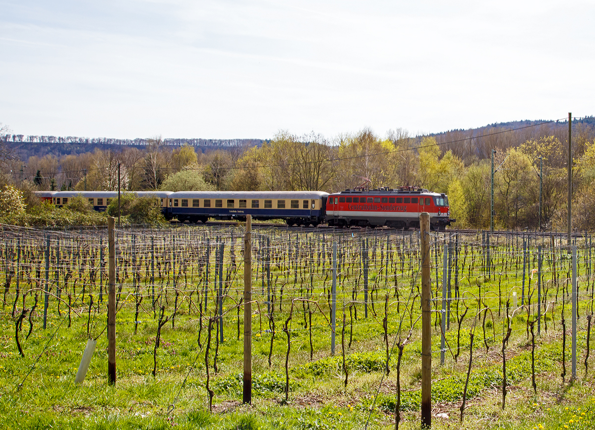 
Die 1142 704-6 (A-CBB 91 81 1142 704-6) der Centralbahn AG zieht am 12.04.2015 einen Sonderzug �ber die Rechte Rheinstrecke (KBS 465), hier bei Leutesdorf, in Richtung Norden.