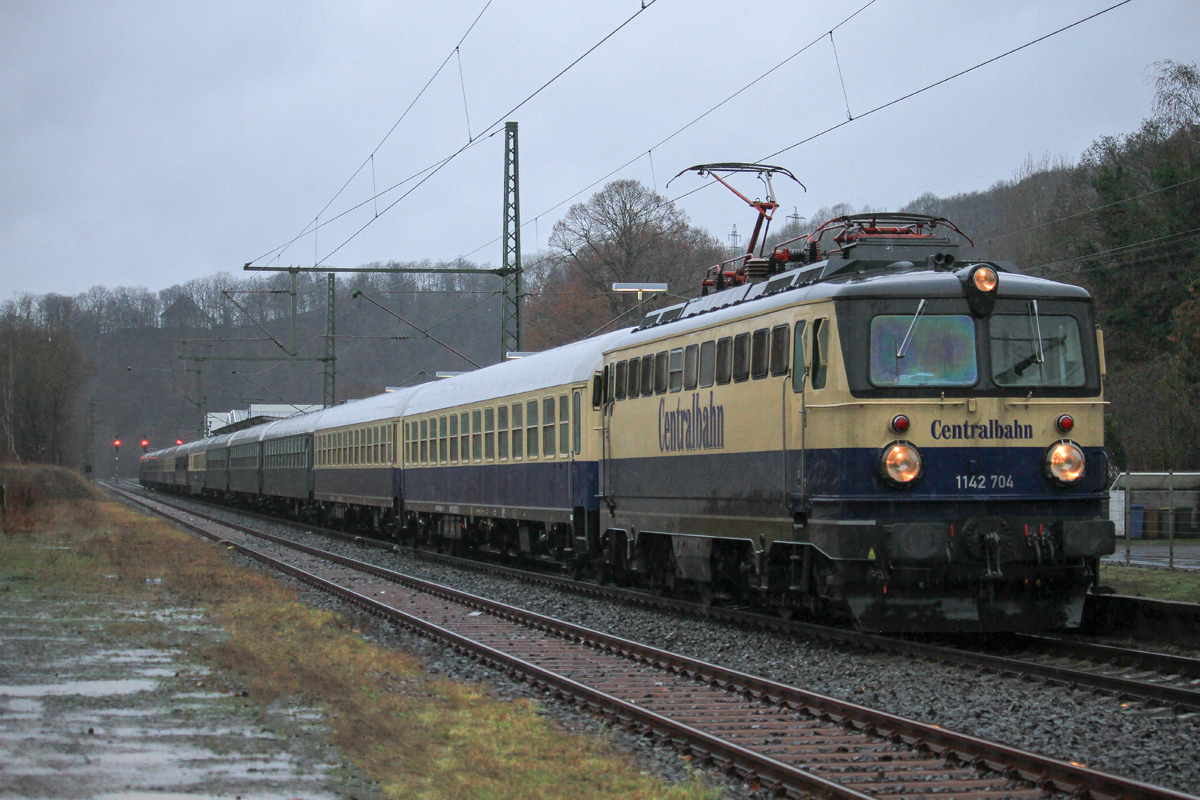 Die 1142 704 der Centralbahn GmbH durchfährt am 21.12.2018 bei strömendem Regen mit ihrem Leerreisezug von Mönchengladbach nach Bad Nauheim Brachbach in Richtung Siegen.

Gruß an den Tf zurück.