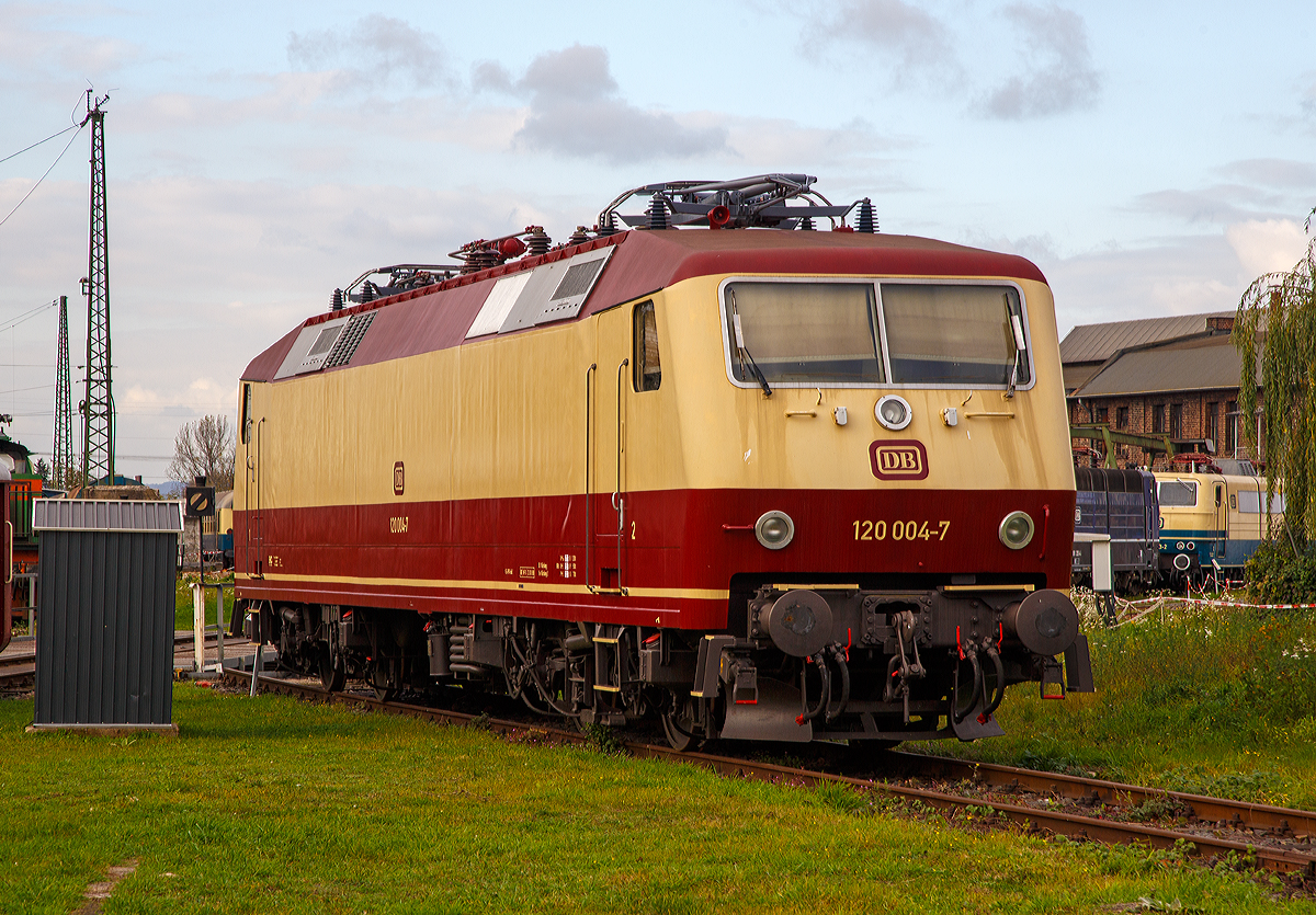 Die 120 004-7 im Farbdesign wie bei Ablieferung (1980), ex DB 752 004-2 am 30.10.2017 im DB Museum Koblenz.

Die Vorserien-Lok wurde1980 von Henschel unter der Fabriknummer 32018 gebaut. Die Lok 120 004 war die erste Hochleistungslok mit Scheibenbremsen der DB.

Die Baureihe 120 ist eine Elektrolokomotivbaureihe der Deutschen Bahn AG und gilt als die erste in Serie gebaute Drehstrom-Lokomotive (mit elektronischen Umrichtern) der Welt. Sie stellt einen Meilenstein in der Entwicklung elektrischer Lokomotiven dar. Am 14. Mai 1979 wurde mit der 120 001 die erste Lokomotive mit Drehstromantriebstechnik an die damalige Deutsche Bundesbahn übergeben. Sie wurde zunächst für eine Höchstgeschwindigkeit von 160 km/h zugelassen und beim Betriebswerk Nürnberg Rbf praktisch erprobt. Bis Januar 1980 wurden ihre Schwestern 120 002-005 ausgeliefert. Das optische Erscheinungsbild der Baureihe 120 war prägend für das  Gesicht  der Deutschen Bundesbahn in den 1980er Jahren.

Die ersten fünf Prototypen der Baureihe 120.0 erhielten bei Ablieferung in den Jahren 1979/80 den purpurrot/elfenbeinfarbenen Farbanstrich der Trans-Europ-Express-Züge (TEE). Die insgesamt 60 in Auftrag gegebenen Serienloks der Baureihe 120.1 erhielten beginnend ab dem Jahr 1987 gleich das damals neu eingeführte orientrote Farbschema. Mit Einführung des verkehrsroten Farbschemas ab 1996 erhielten immer mehr Lokomotiven die neue, aktuelle Farbgebung.

Die fünf Vorserien-Lokomotiven wurden über die Jahre immer wieder zusammen mit den anderen 120ern im Plandienst eingesetzt, die meiste Zeit über dienten sie jedoch als Bahndienstfahrzeuge (sie bekamen dazu auch neue Nummern und wurden zur Baureihe 752) oder als Erprobungsträger für neue Technologien, die dann erstmals bei den E-Lok-Neubeschaffungen der späten 1990er Jahre in Serie verwendet wurden. Dazu gehörten z. B. Scheibenbremsen, die vorher aus Platzgründen bei Lokomotiven nicht eingesetzt werden konnten, oder neue Drehgestelle und Umrichter für die Baureihe 101. Stationiert waren die Versuchslokomotiven bei den Bundesbahnzentralämtern in Minden und München.

Bei der Entwicklung der Baureihe 101 zog ABB Henschel die 120 004 und 005 zu Hilfe. ABB Henschel hatte keinen modernen Prototypen, sondern lediglich ein Konzept mit dem Namen Eco2000 und eine Technologie-Demonstration auf Basis von den zwei damals bereits 15 Jahre alten umgebauten Vorserien-120ern.

Bei der Komponenten-Entwicklung für die Eco2000 stützte man sich auf die Vorserien-Loks der Baureihe 120, 120 (bzw. 752) 004 und 005, die von ABB bereits 1992 umgebaut wurden, um neue Technologien in der Praxis erproben zu können. Die 120 005 hatte neue Stromrichter auf Basis von GTO-Thyristoren und eine neue Bordelektronik erhalten, 120 004 darüber hinaus auch vom ICE adaptierte Drehgestelle, Scheibenbremsen, den integrierten Gesamtantrieb (IGA) sowie einen biologisch abbaubaren Polyol-Ester als Kühlmittel für den Haupttransformator. Beide Loks legten in dieser Konfiguration große Strecken im planmäßigen IC-Dienst störungsfrei zurück.[10] 120 004 kann aufgrund der aufwändigen Umbauten als Prototyp der Baureihe 101 angesehen werden.

TECHNISCHE DATEN:
Spurweite: 1.435 mm
Achsfolge: Bo'Bo'
Eigengewicht:  84,0 t
Länge über Puffer: 19.200 mm
Drehzapfenabstand: 10.200 mm
Achsabstand im Drehgestell: 2.800 mm
Höchstgeschwindigkeit: 200 km/h
Dauerleistung: 4×1.400 kW = 5.600 kW (7.616 PS)
max. elektrische Bremskraft: 150 kN
Anfahrzugkraft: 340 kN
Fahrmotoren: 4 Drehstrom-Asynchron-Motoren
Antrieb: Hohlwellen-Kardan-Einzelachsantrieb
Stromsystem: 15 kV 16 2/3 Hz, Oberleitung
